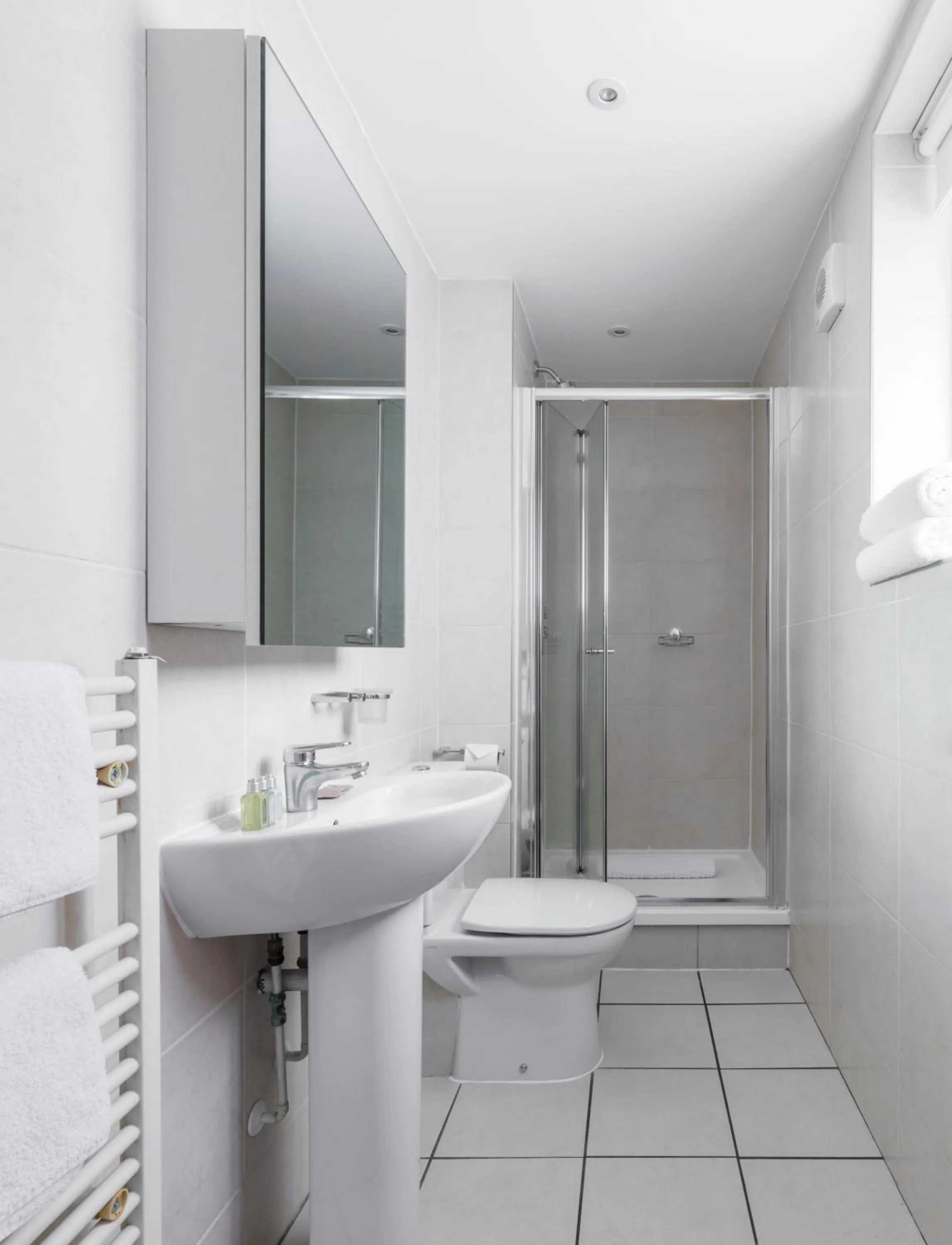 Shower in SACO Holborn – Lamb’s Conduit St