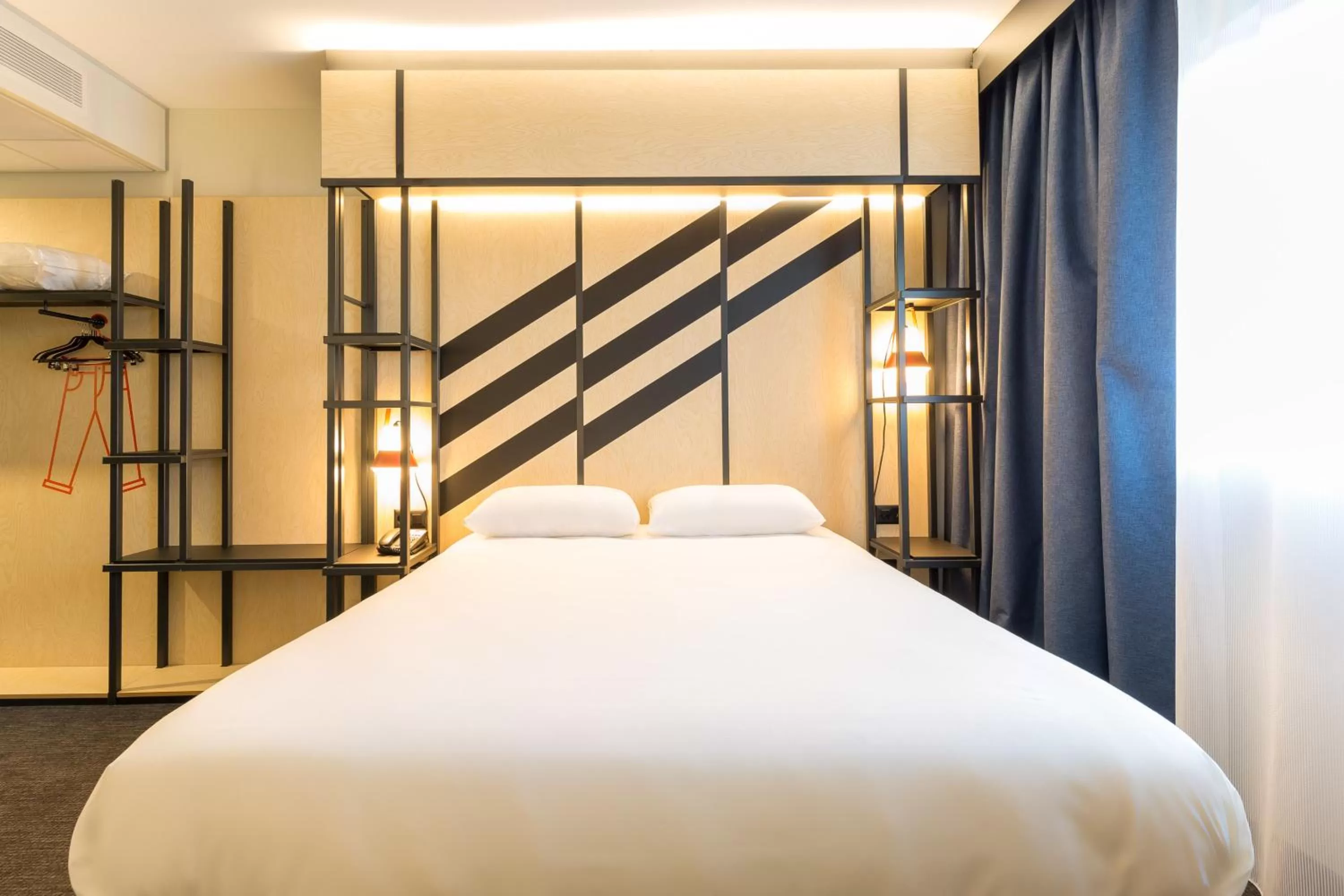 Photo of the whole room, Bed in ibis Styles Geneve Palexpo Aeroport