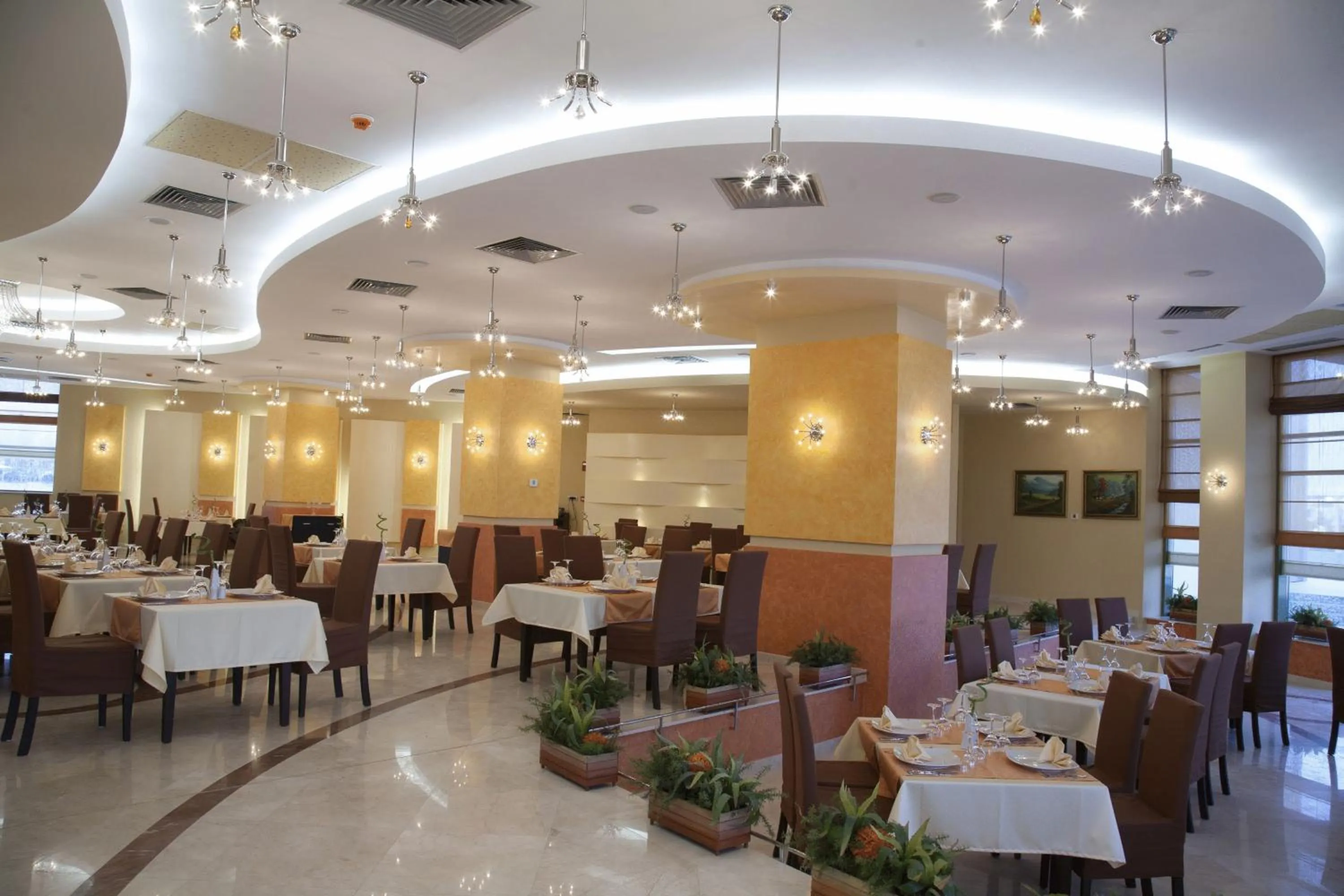 Restaurant/places to eat in Mari Vila Hotel
