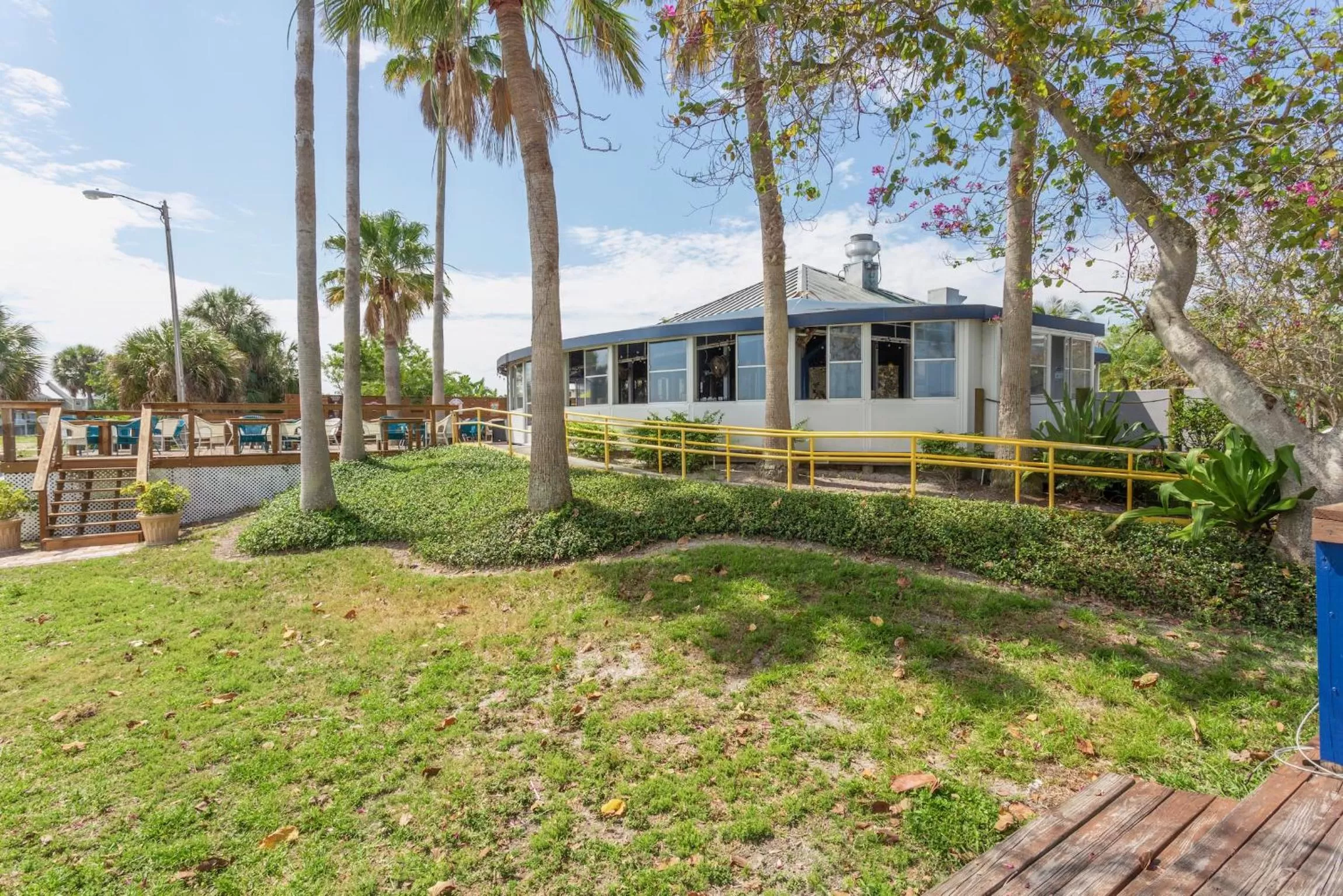 Restaurant/places to eat in TAMPA BAY, BEACH step away, WIFI, FREE PARKING,POOLS, JACUZZI