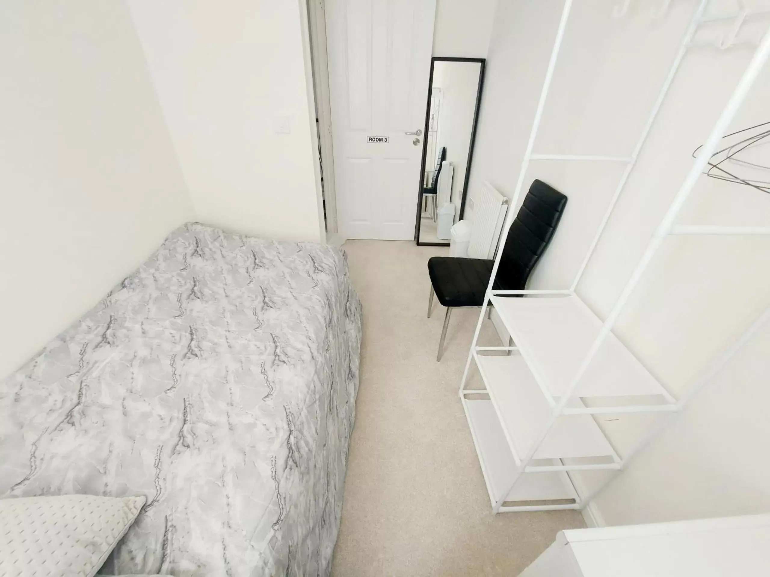 Single Room with Shared Bathroom - single occupancy in 3-BED HOME, FULL KITCHEN, ENSUITE, in TELFORD OAKENGATES KETLEY Single Room with Shared Bathroom - single occupancy in 3-BED HOME, FULL KITCHEN, ENSUITE, in TELFORD OAKENGATES KETLEY