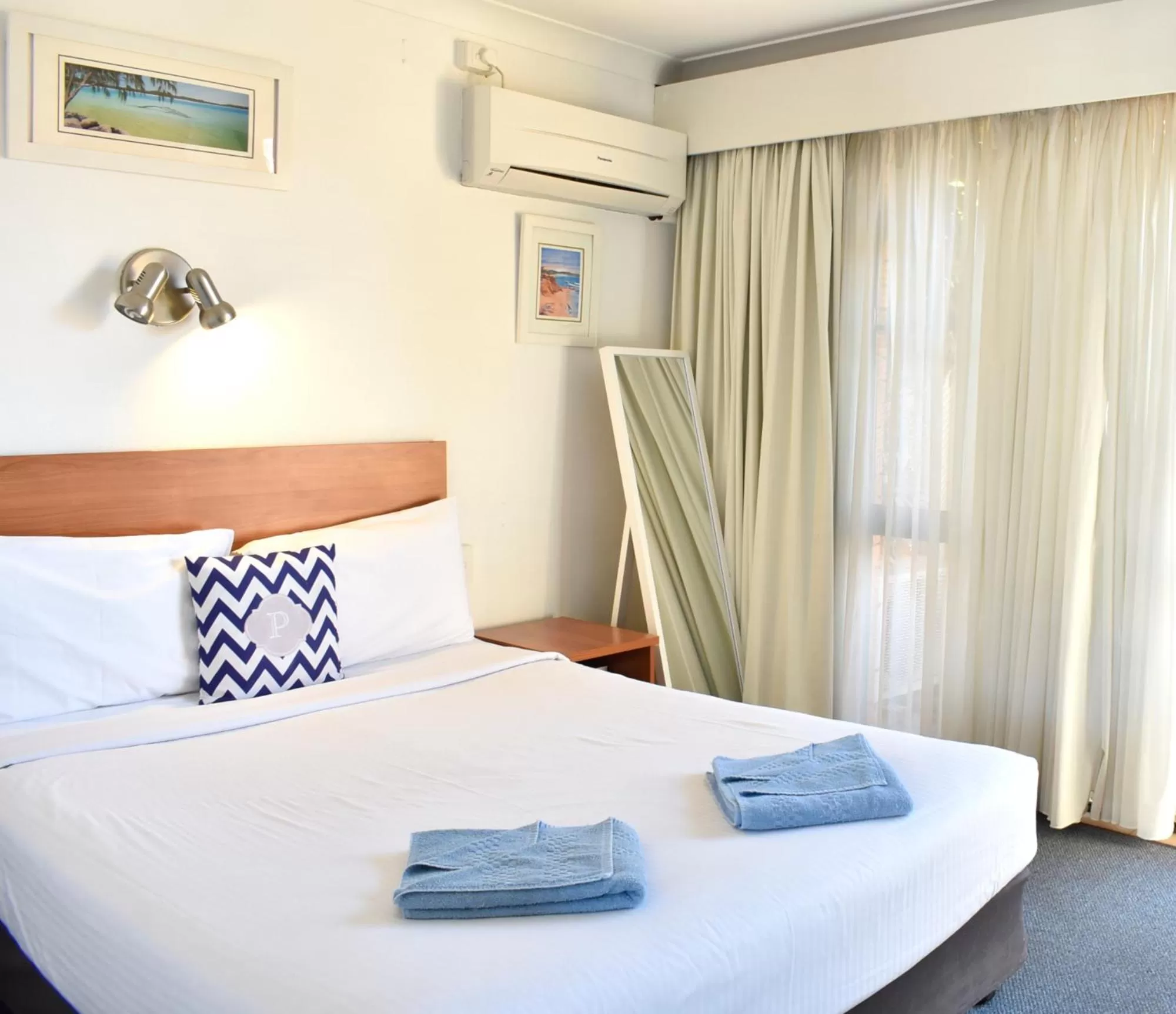 Bed in Port O'Call Motel