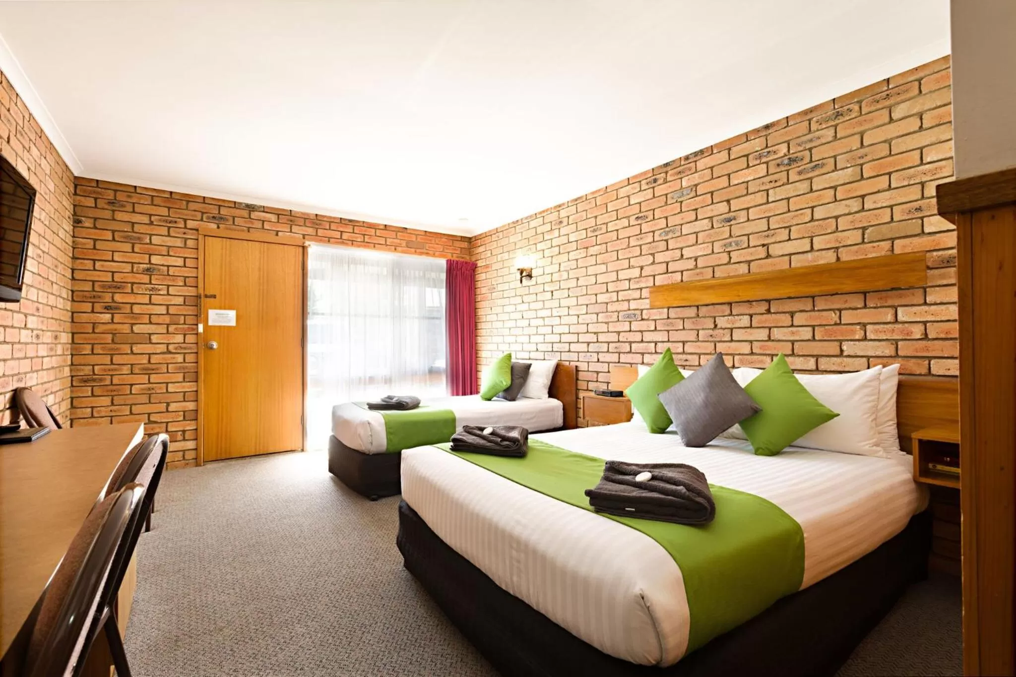 Living room, Bed in Statesman Motor Inn