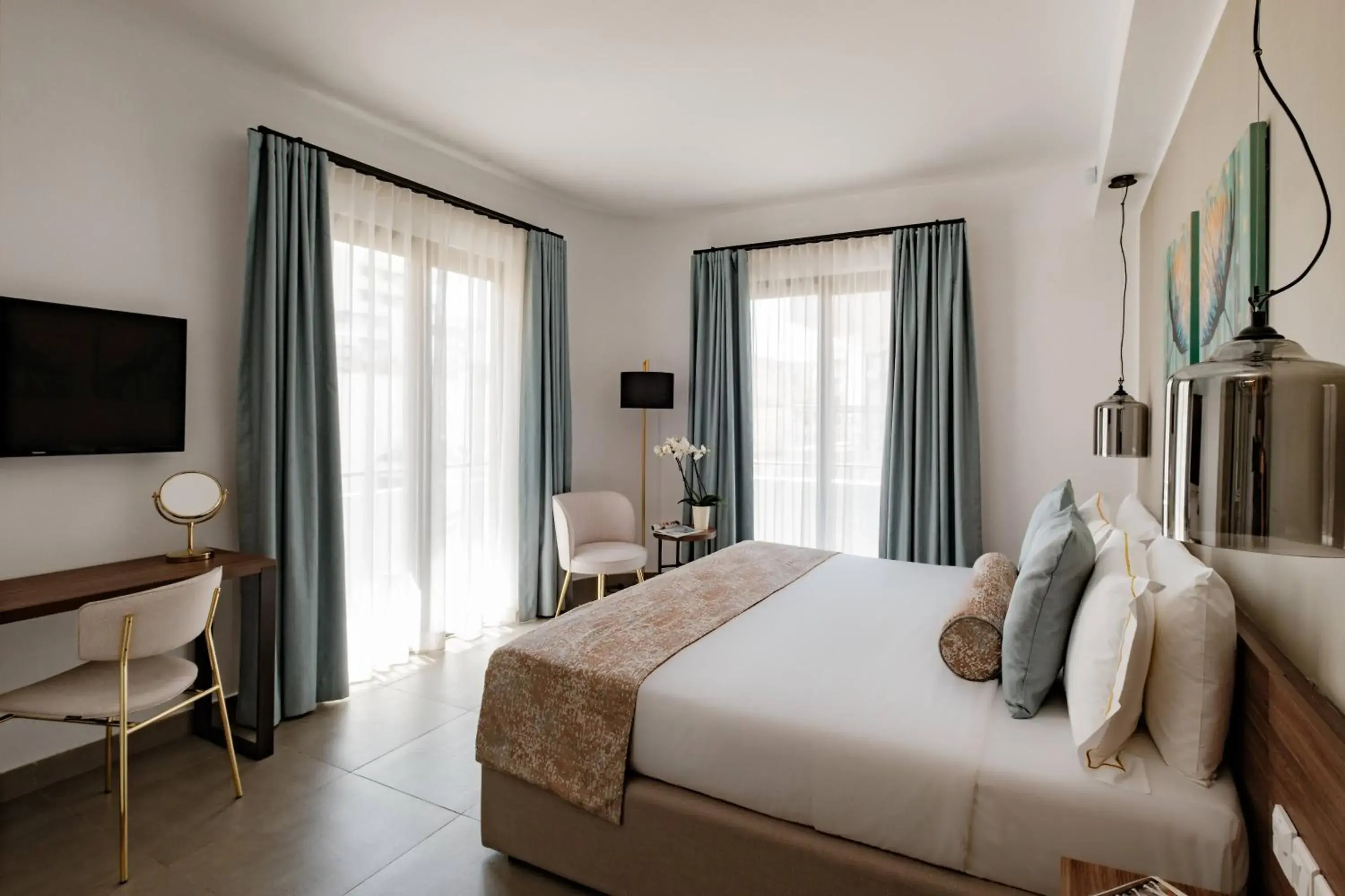 Junior Suite in 1926 Le Soleil Hotel & Spa Junior Suite in 1926 Le Soleil Hotel & Spa