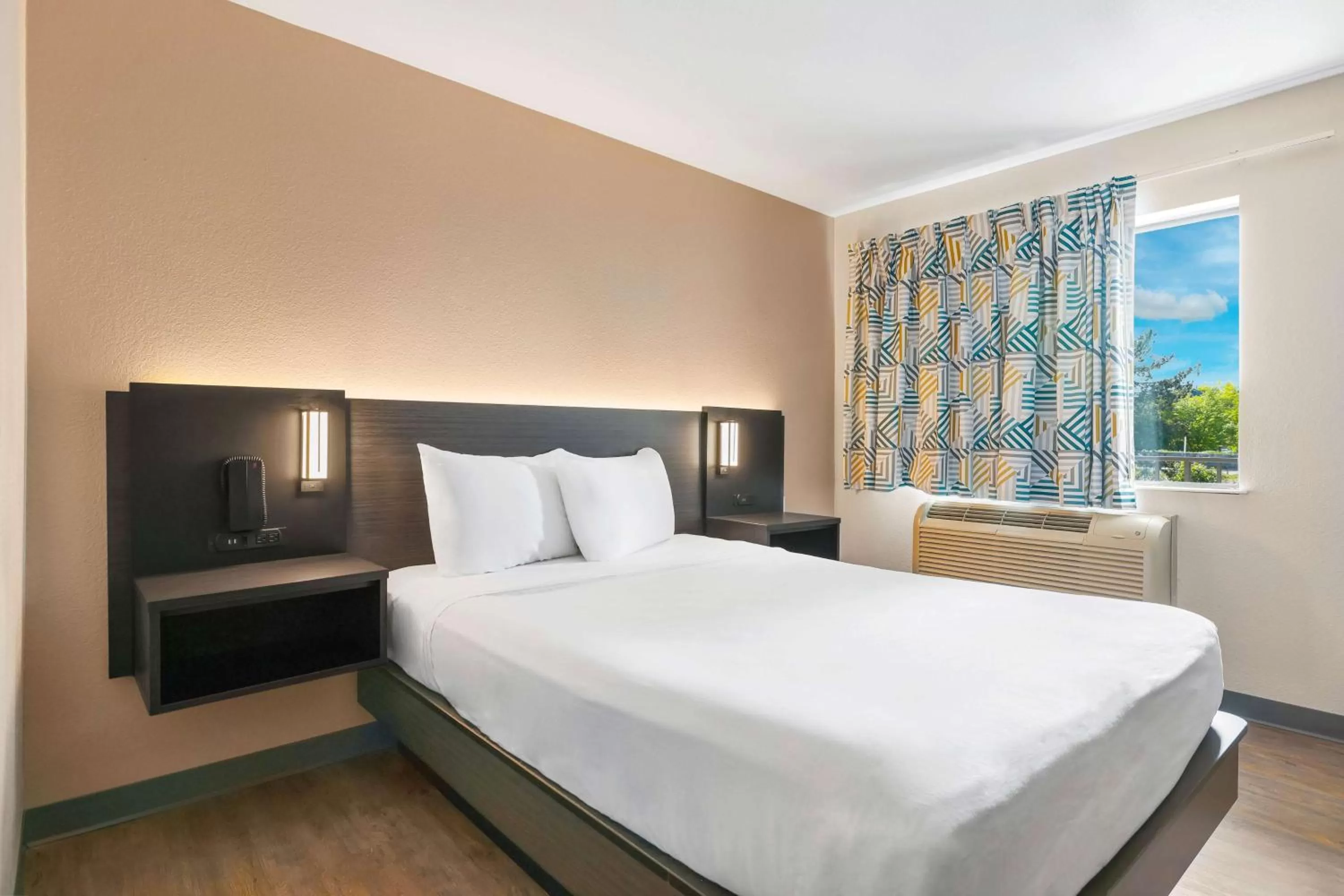 Photo of the whole room, Bed in Motel 6-Kirkland, WA - North Kirkland