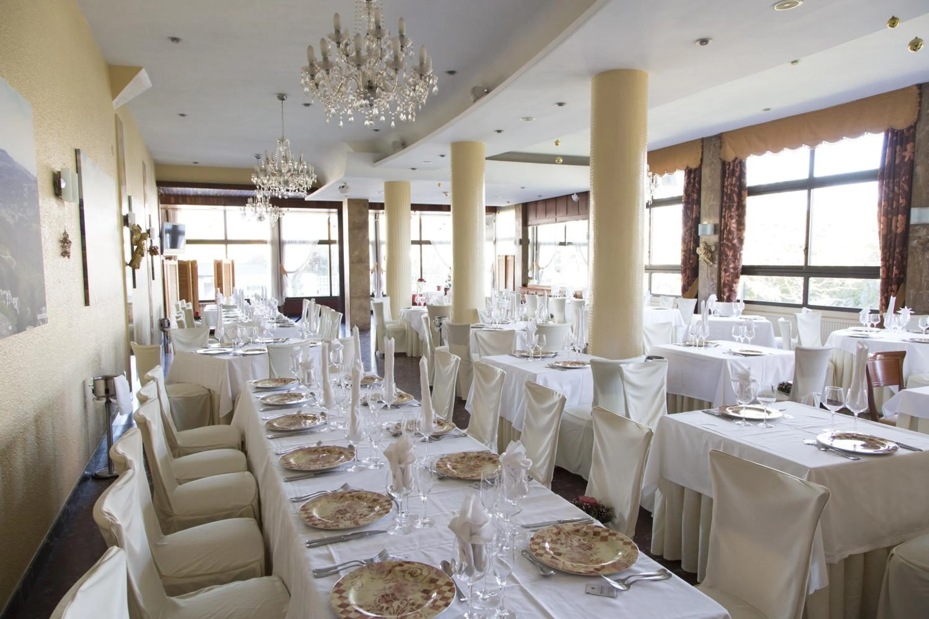 Restaurant/places to eat in Hotel Cosmopol