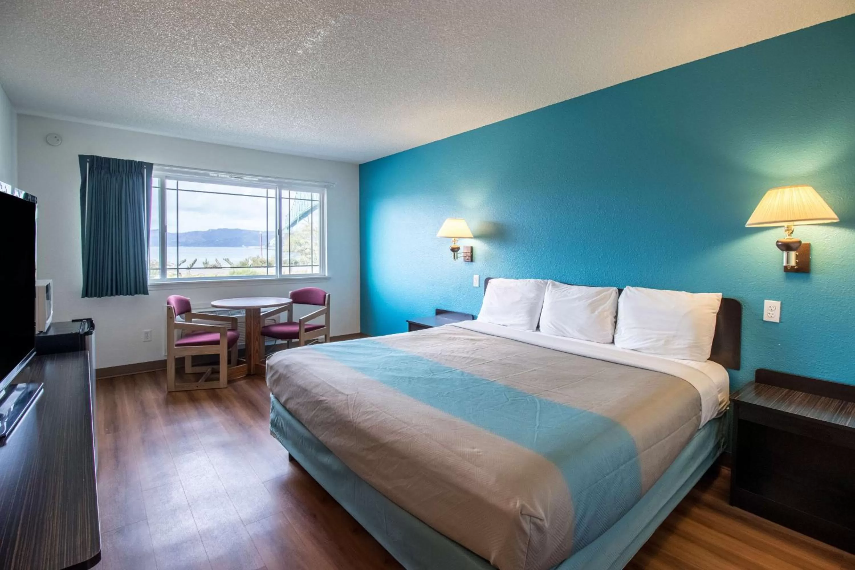 TV and multimedia, Bed in Motel 6-Astoria, OR