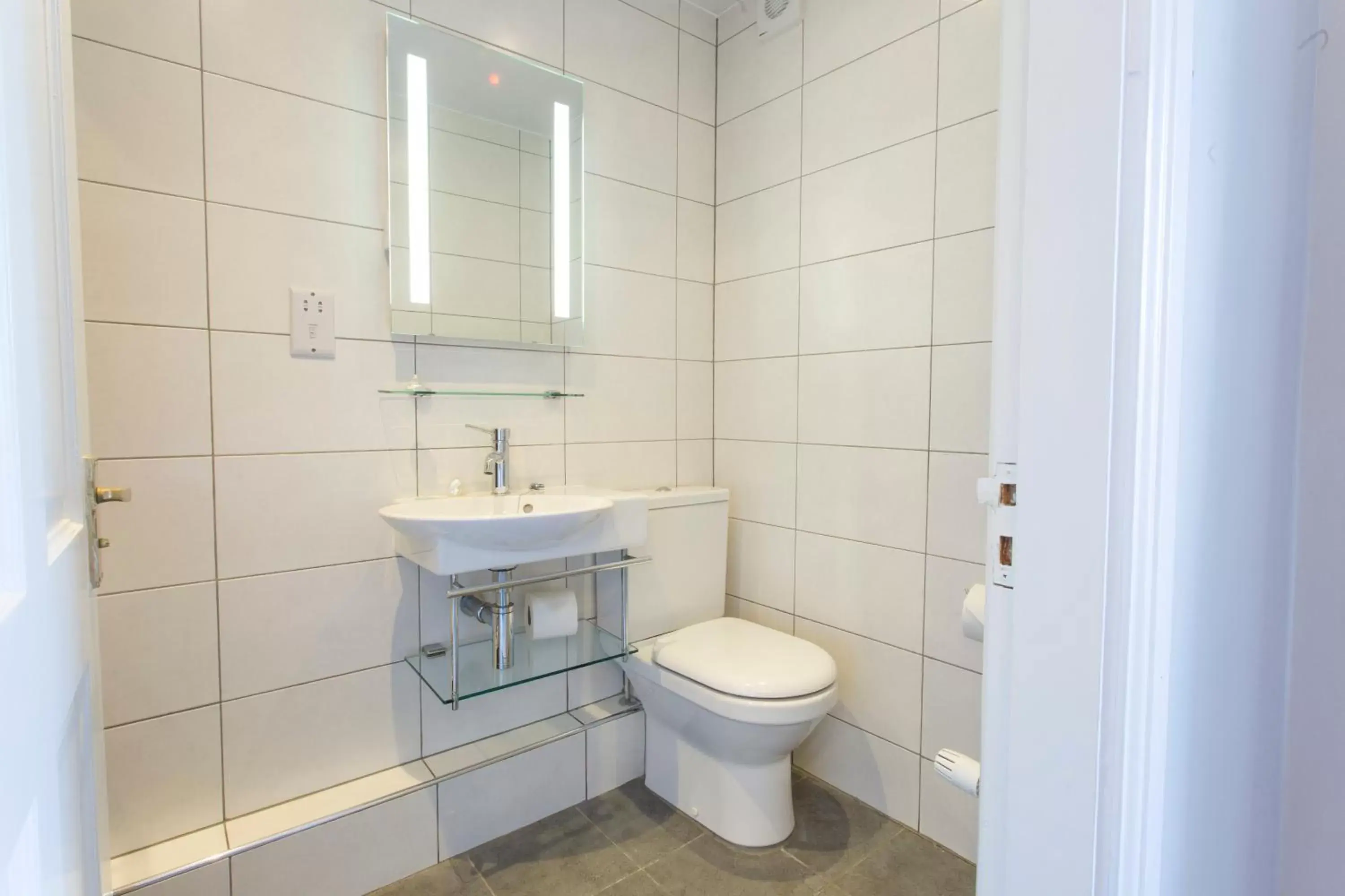 Twin Room with Shower in The Wheatsheaf Hotel Twin Room with Shower in The Wheatsheaf Hotel