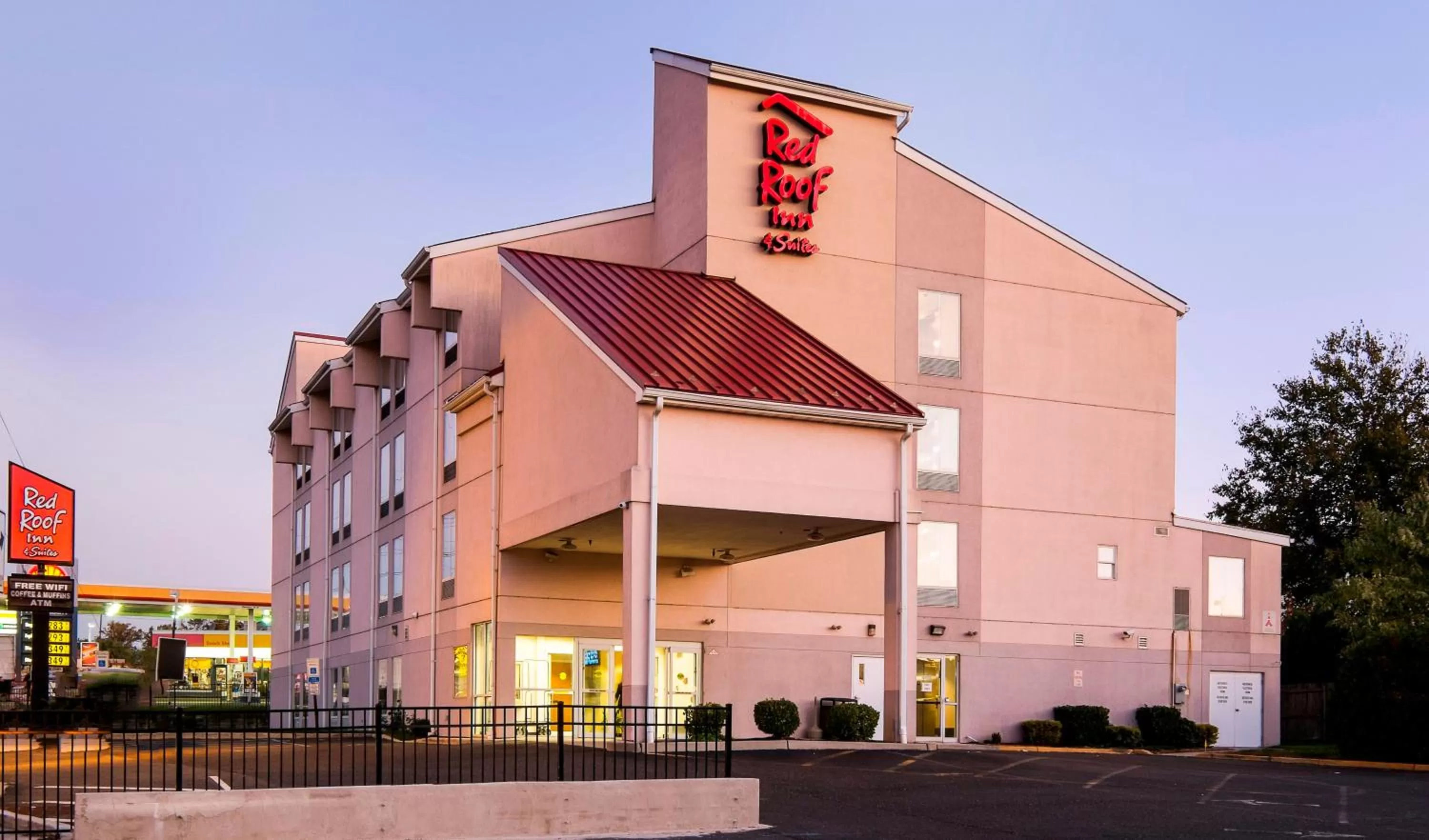 Property building in Red Roof Inn & Suites Philadelphia - Bellmawr