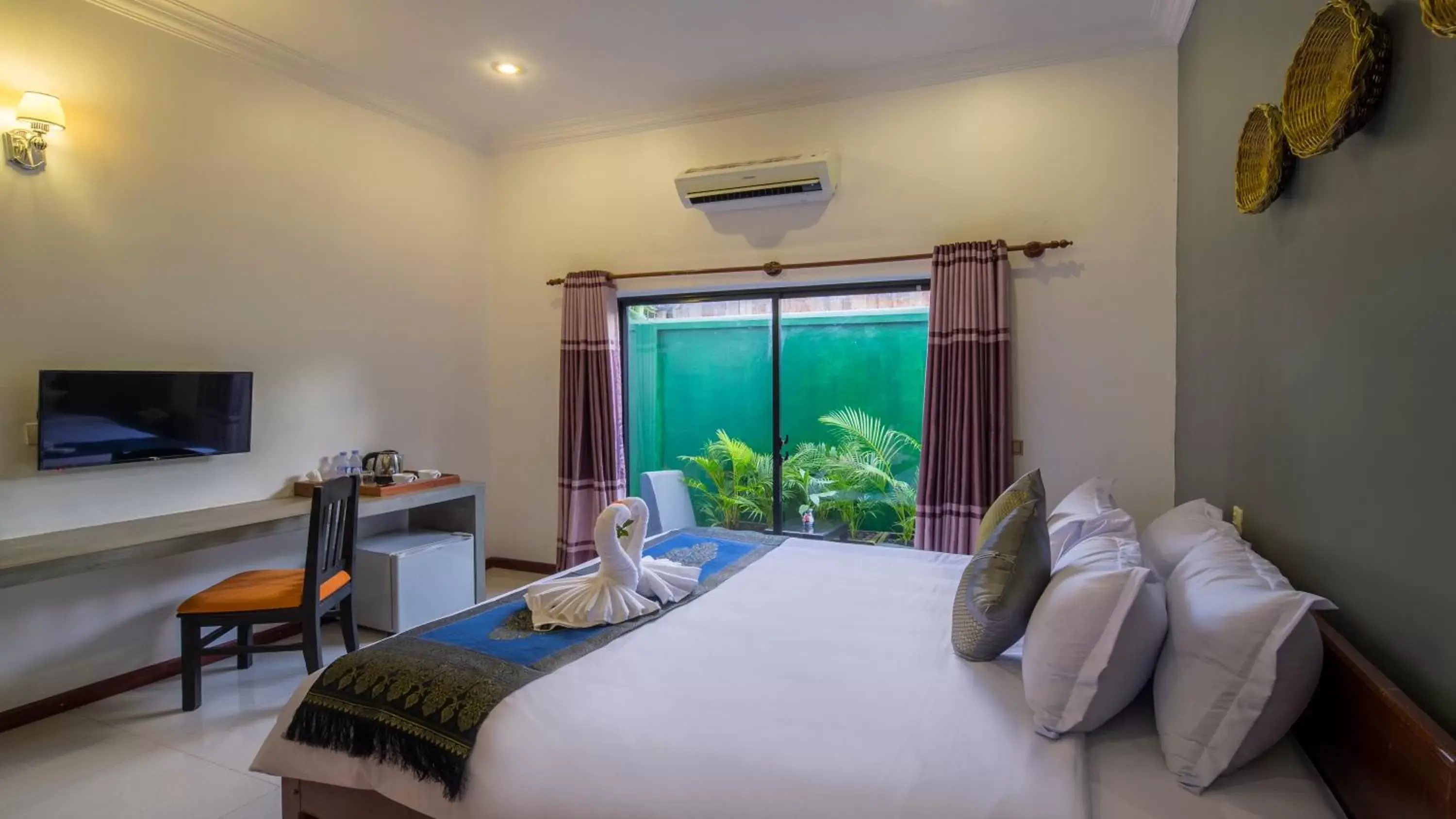 Deluxe Double or Twin Room with Balcony-Free Pickup in Sakun Angkor Boutique Deluxe Double or Twin Room with Balcony-Free Pickup in Sakun Angkor Boutique