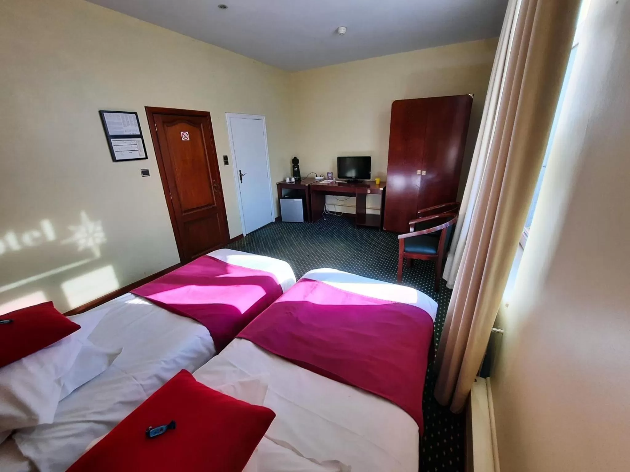 Bedroom, Bed in Hôtel Le Monte-Cristo