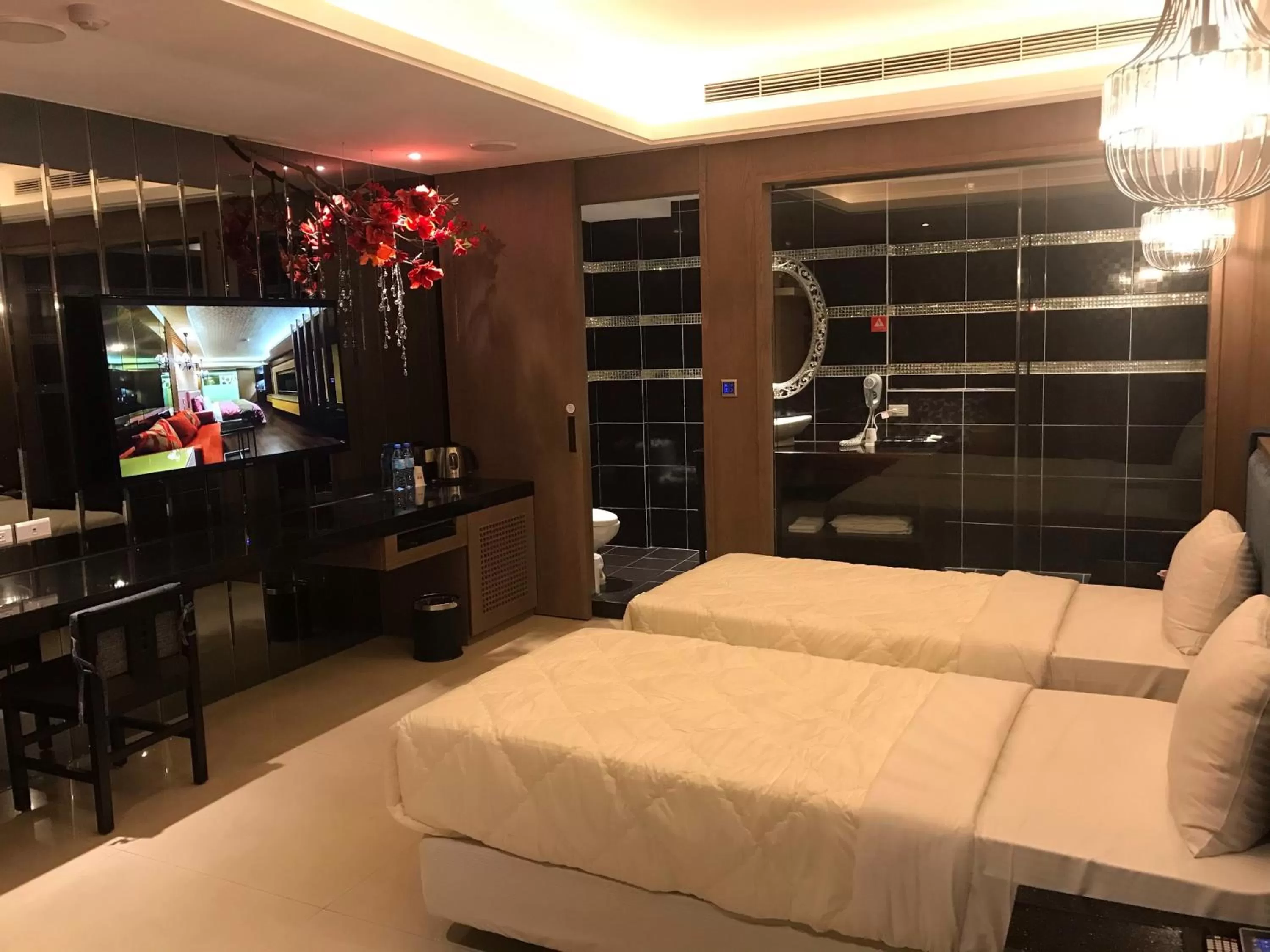 Communal lounge/ TV room, Bed in Hola Motel