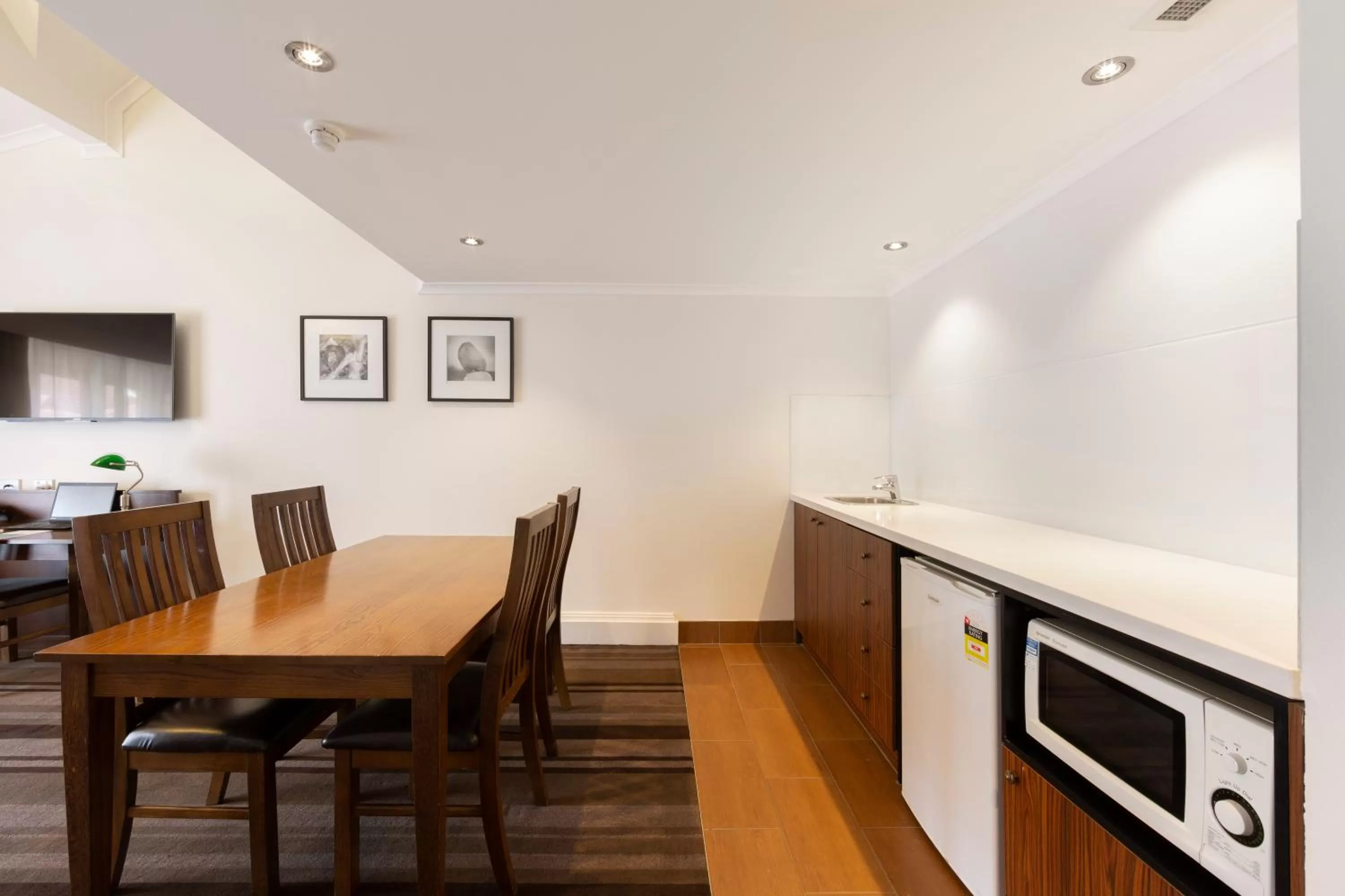 Kitchen or kitchenette in Mercure Canberra