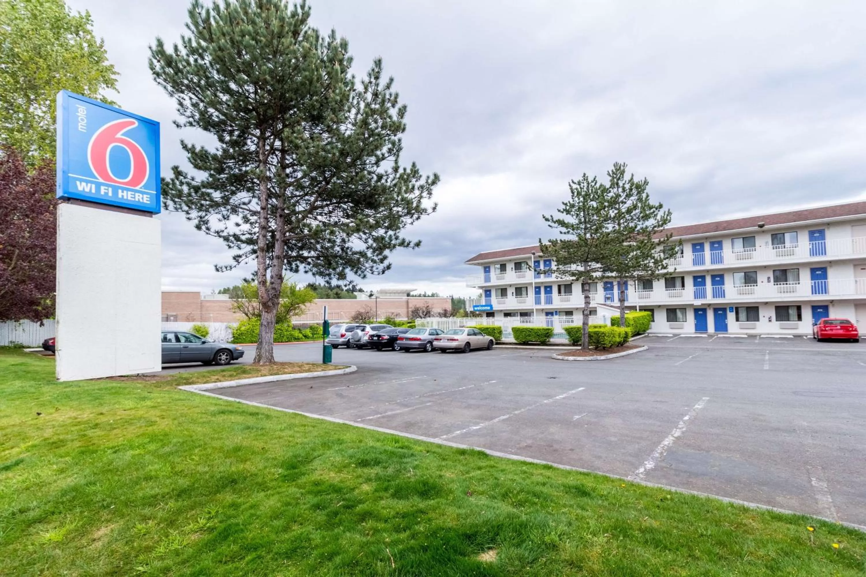 Property building in Motel 6-Kirkland, WA - North Kirkland