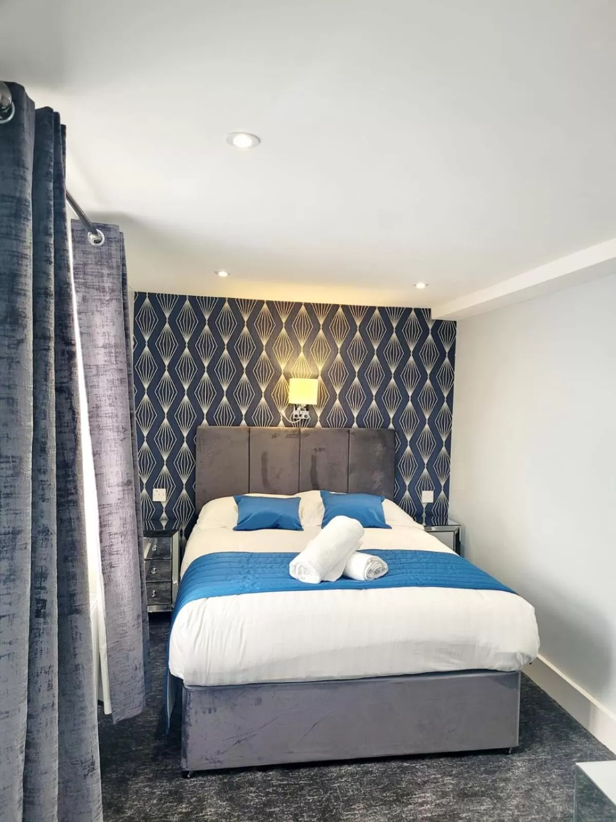 Bedroom, Bed in Mentone Hotel