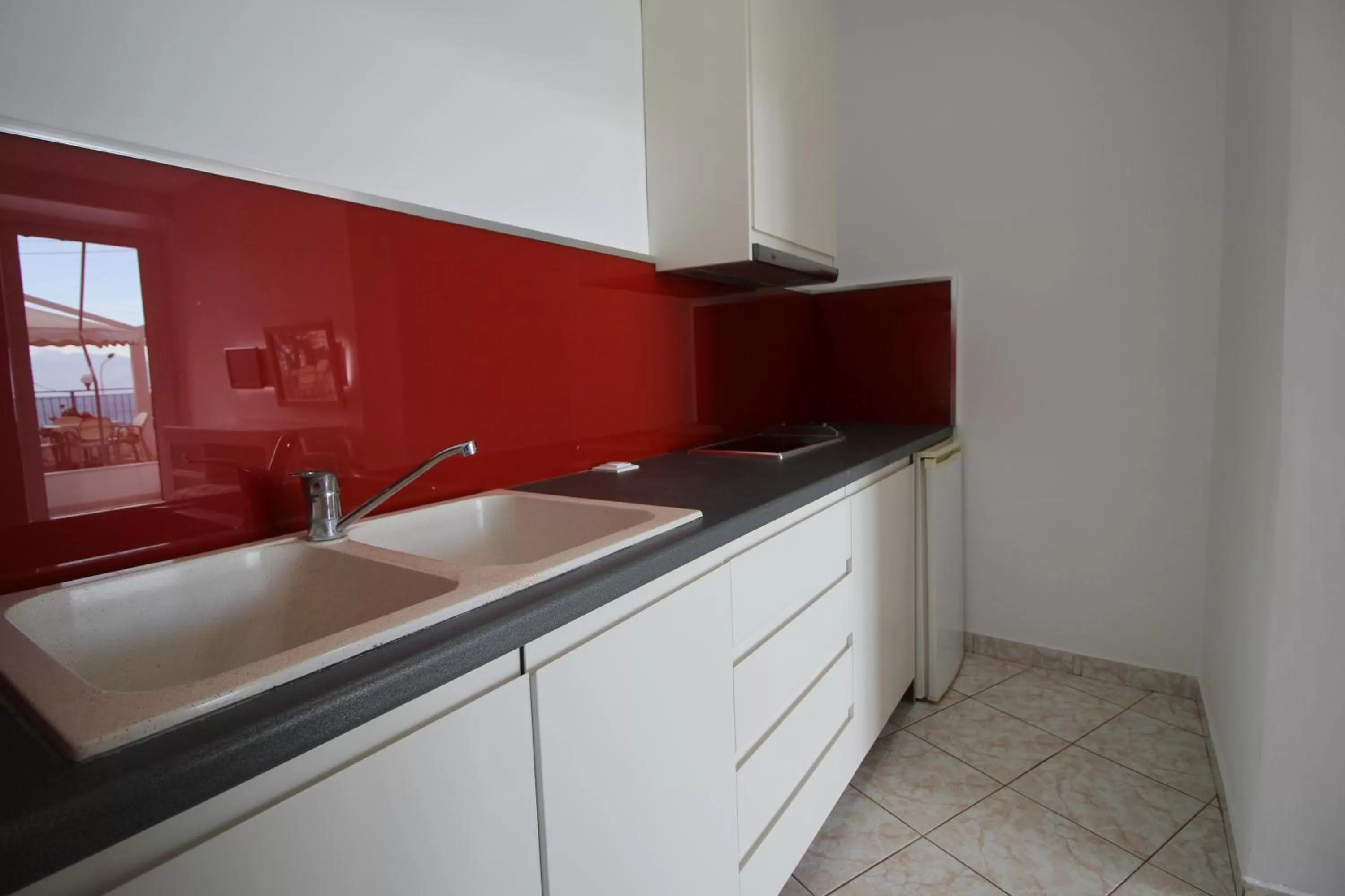 Kitchen or kitchenette in Murati Suites Sarandë