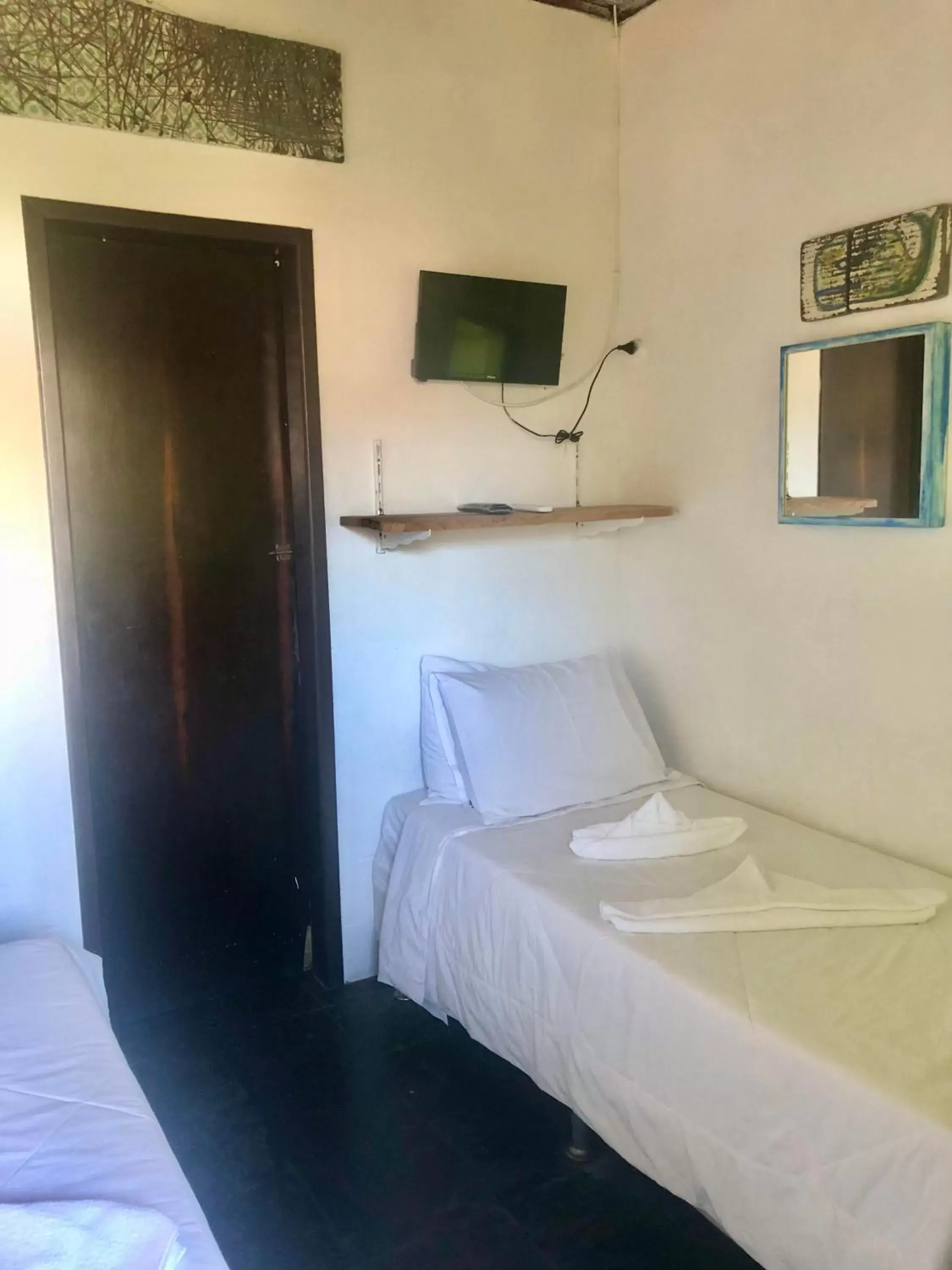 Small Single Room in Pousada Mare Blue Small Single Room in Pousada Mare Blue