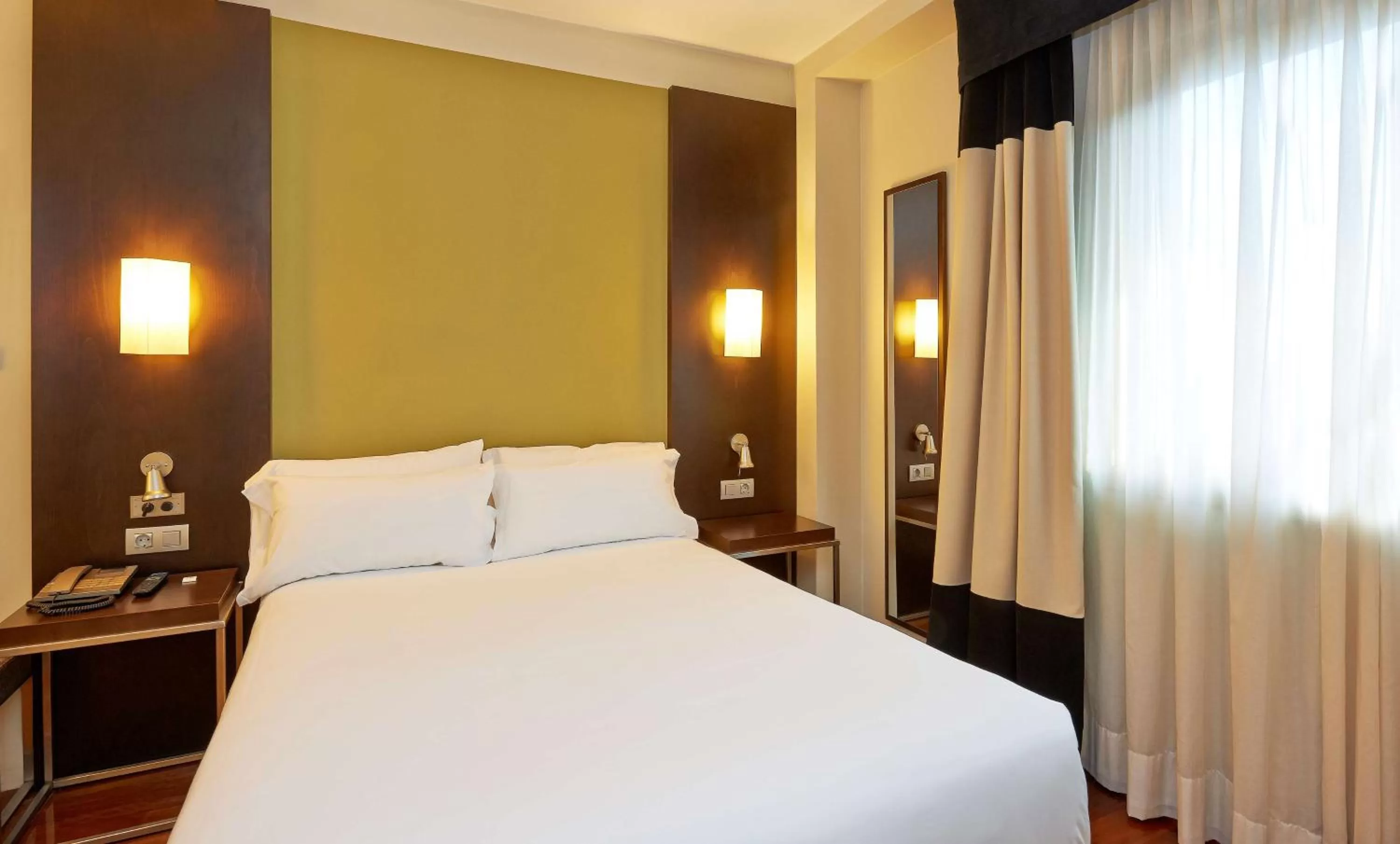 Bedroom, Bed in NH Sport