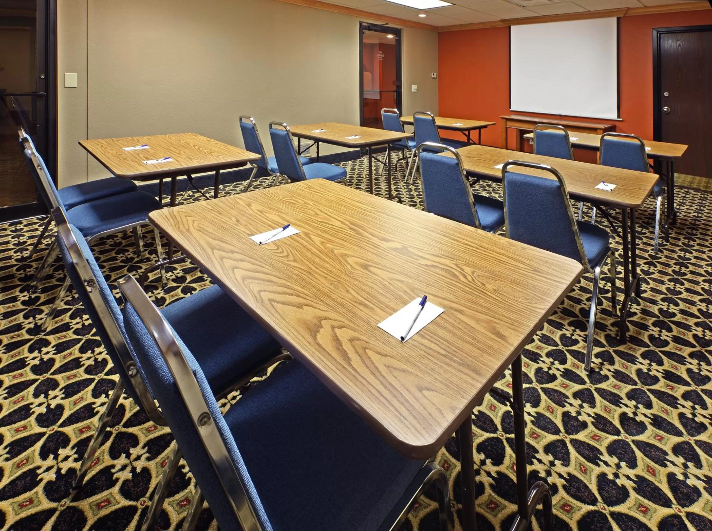 Meeting/conference room in Holiday Inn Express & Suites Fayetteville University of Arkansas Area by IHG