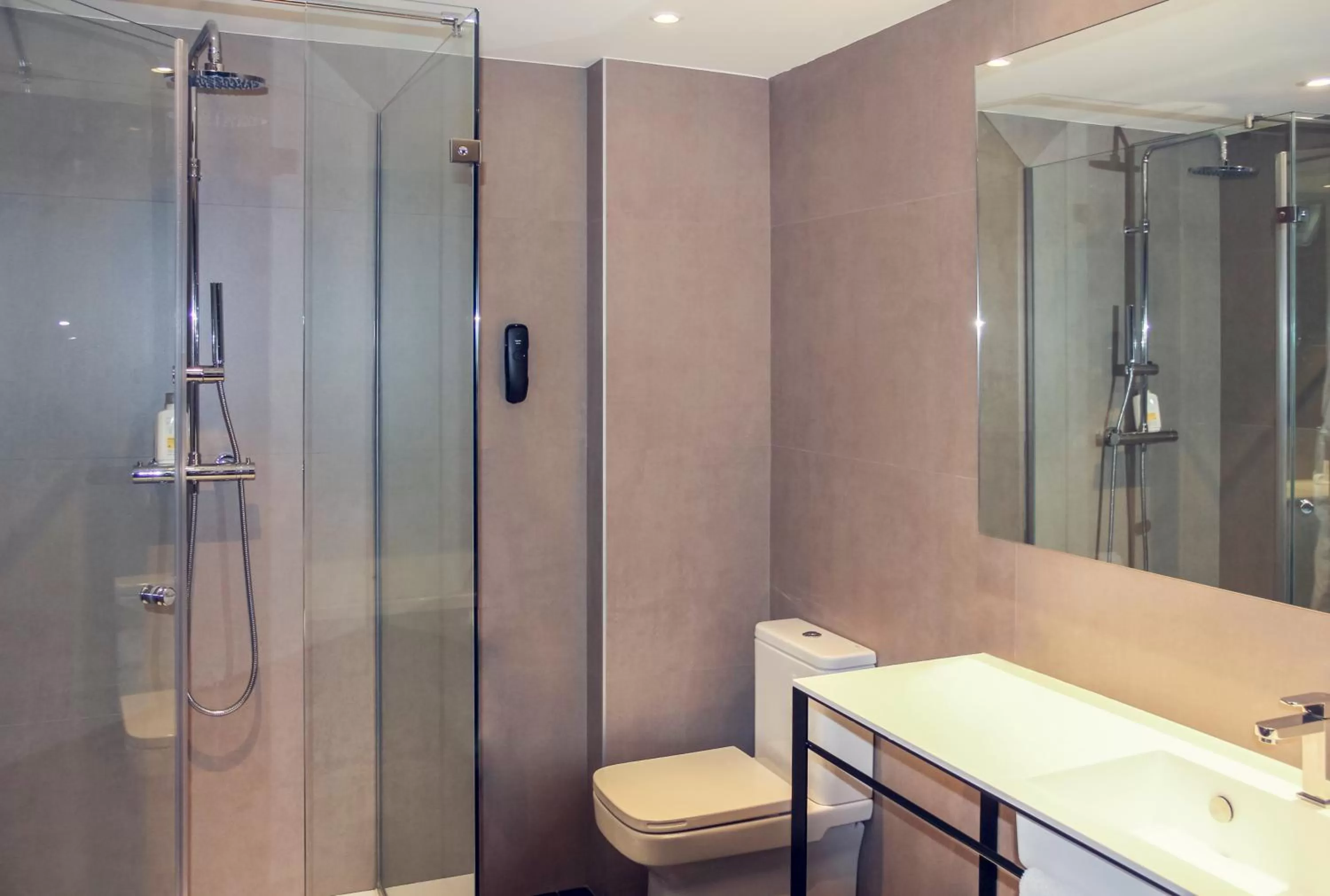 Bathroom in Mercure Madrid Centro