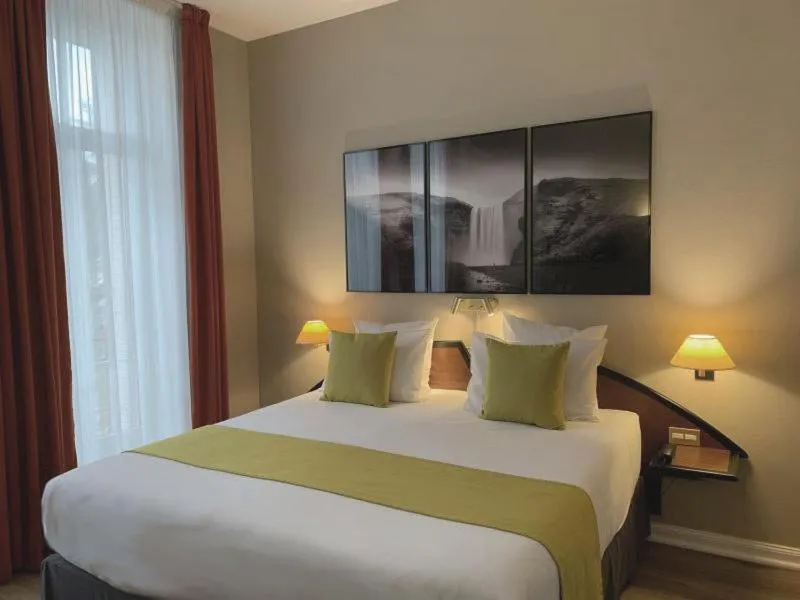 Bedroom, Bed in Grand Hôtel Du Tonneau D'Or