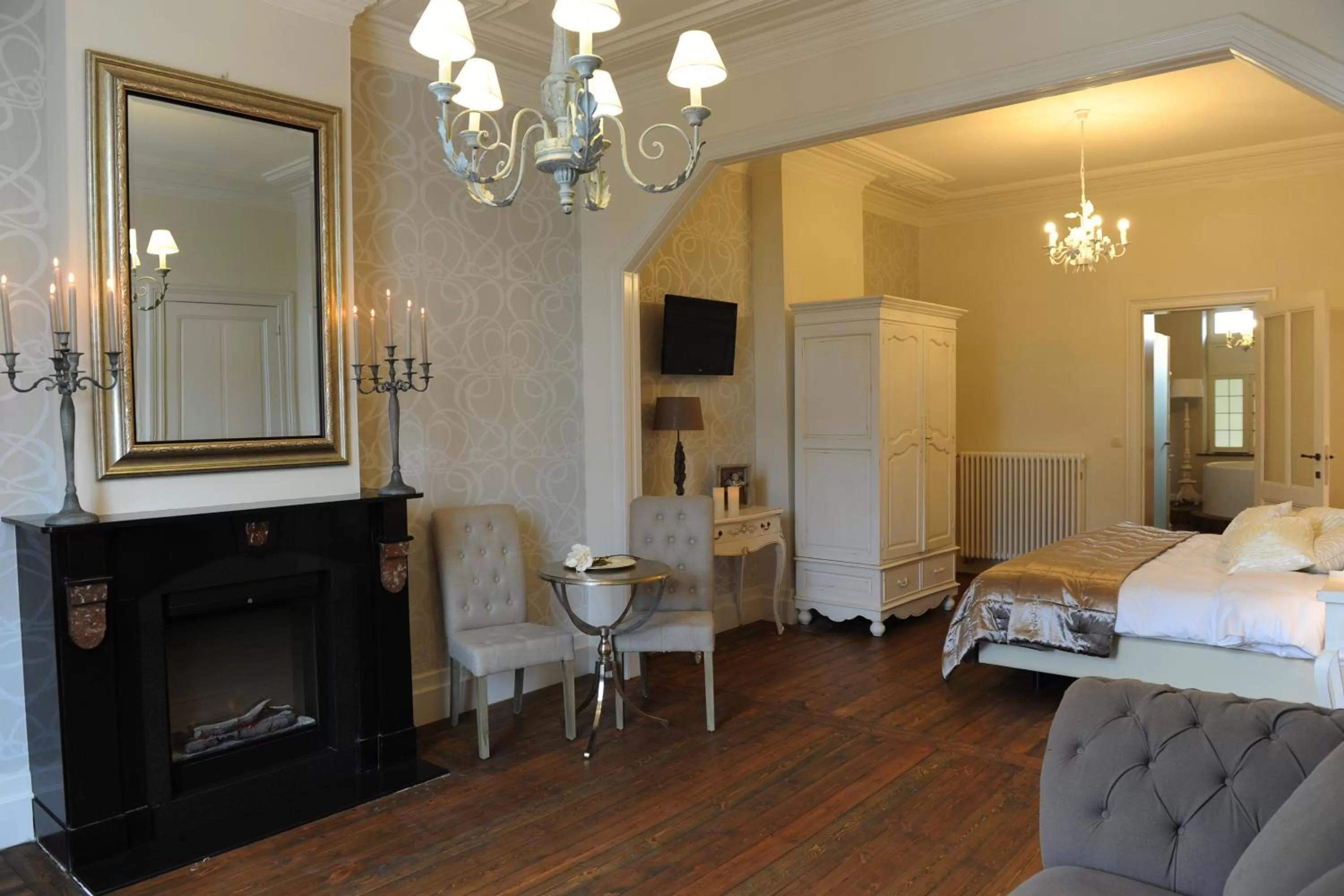 Photo of the whole room, TV/Entertainment Center in Charmehotel Villa Saporis