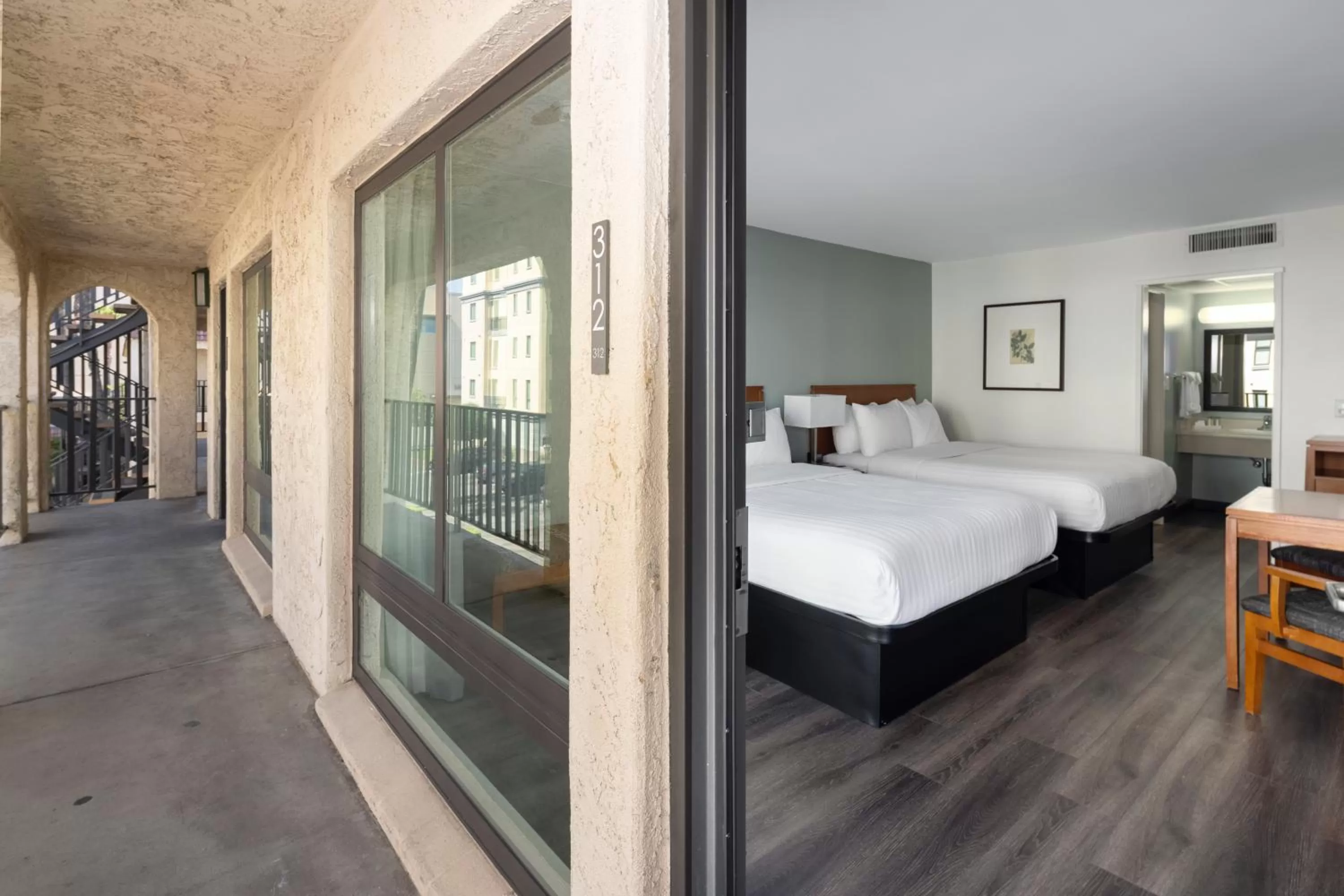 Bedroom, Bed in Vagabond Inn Glendale