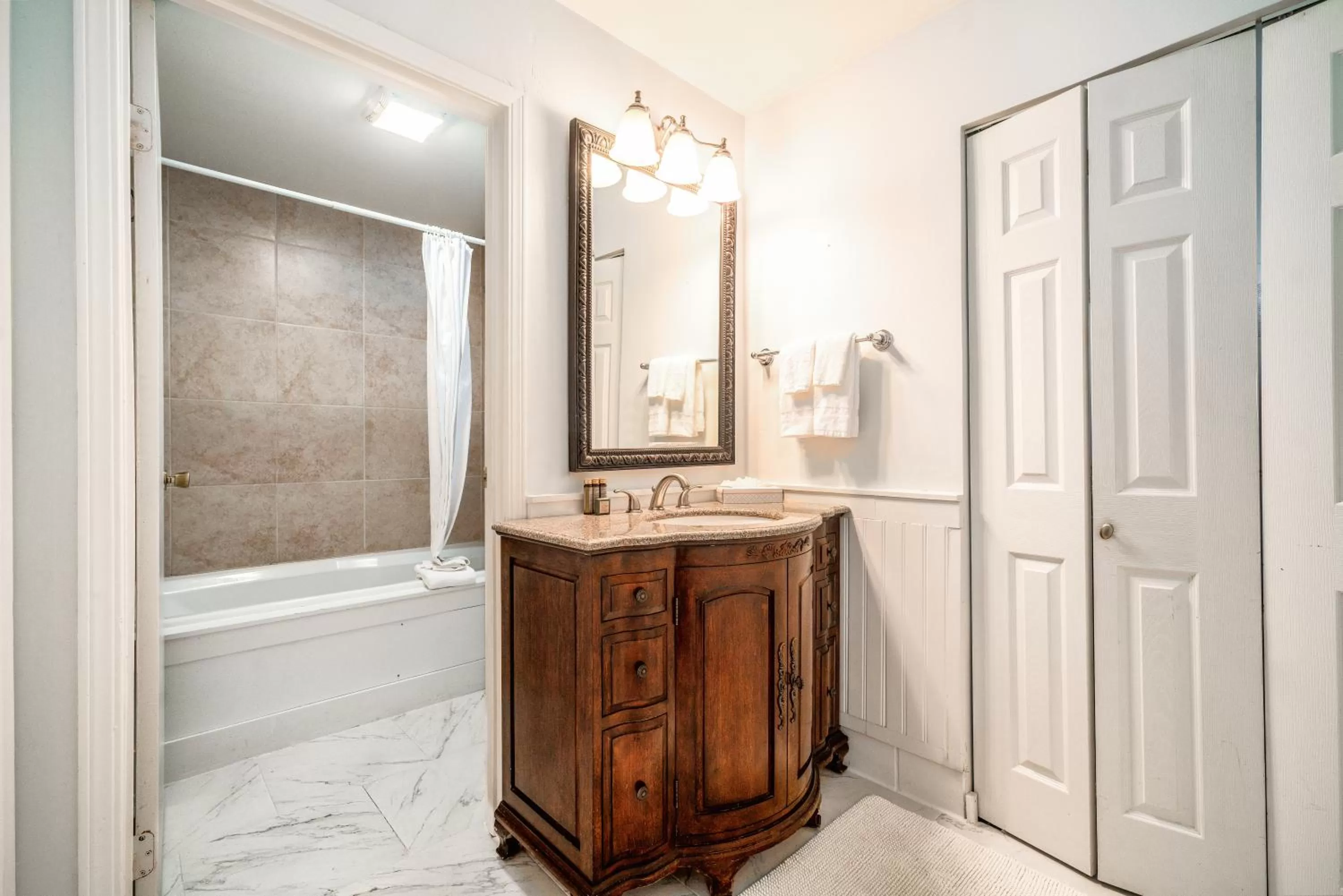 Shower in Agate Cove Inn