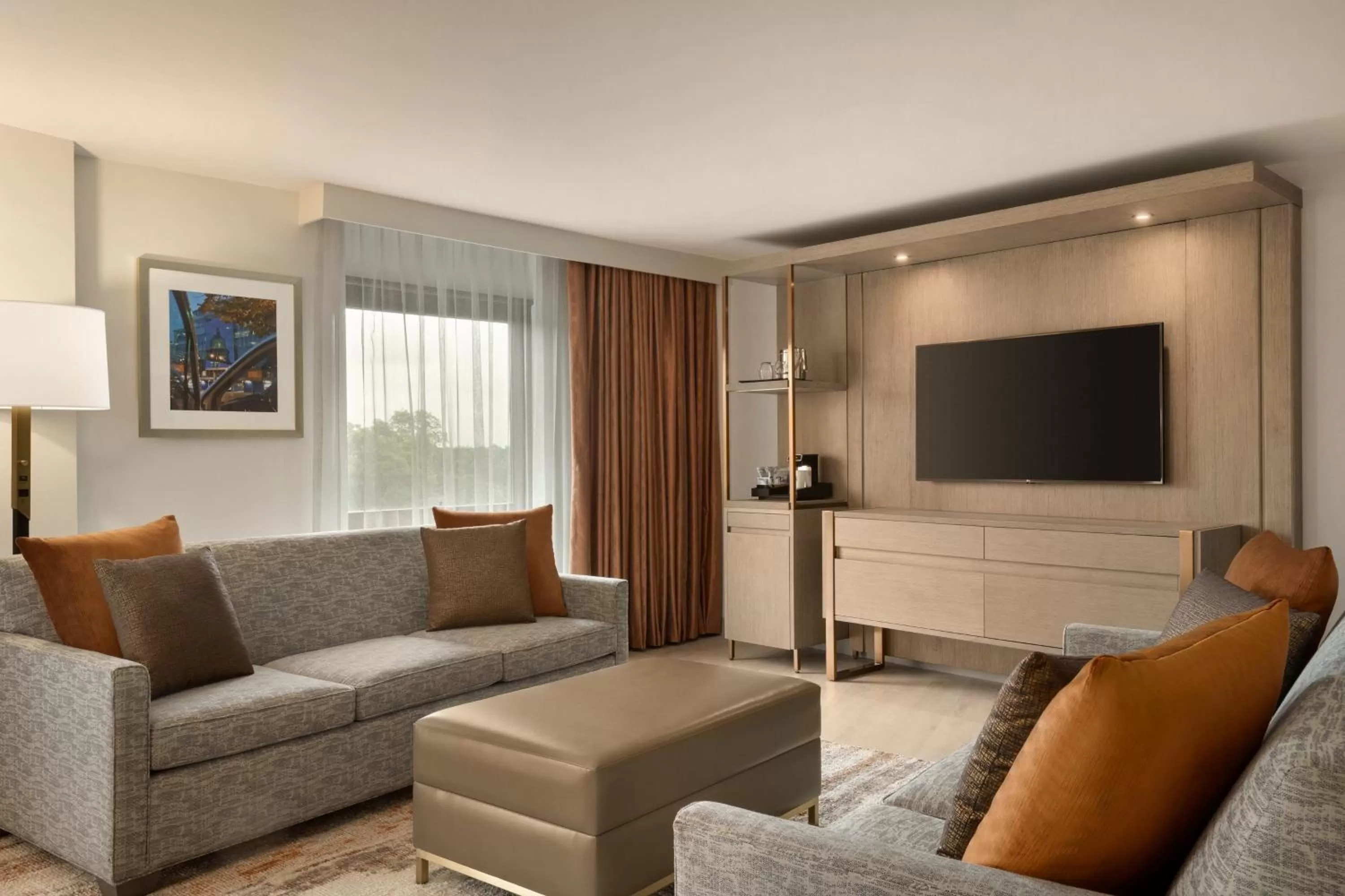 Living room in Sheraton Madison Hotel
