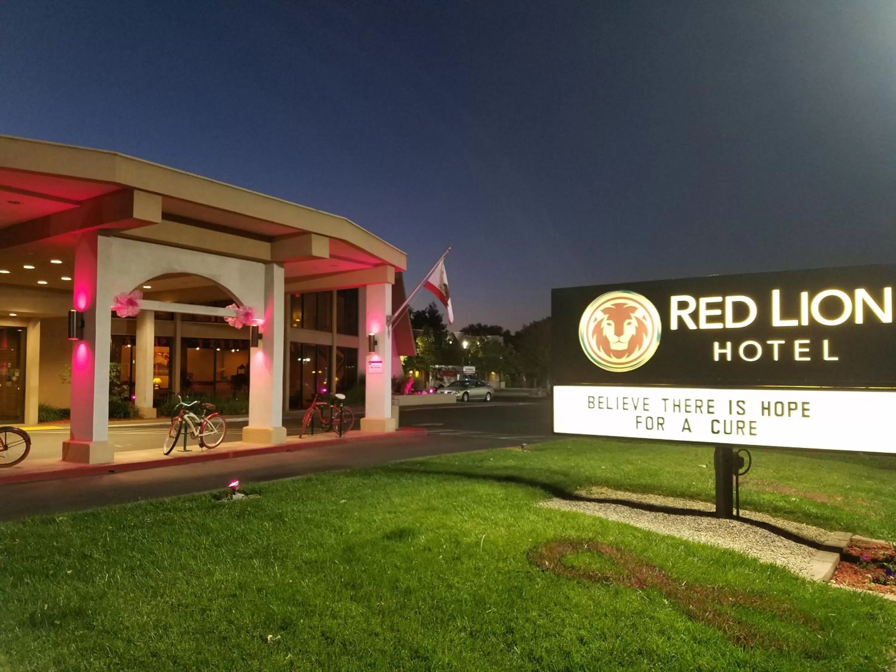 Facade/entrance in Red Lion Hotel Redding