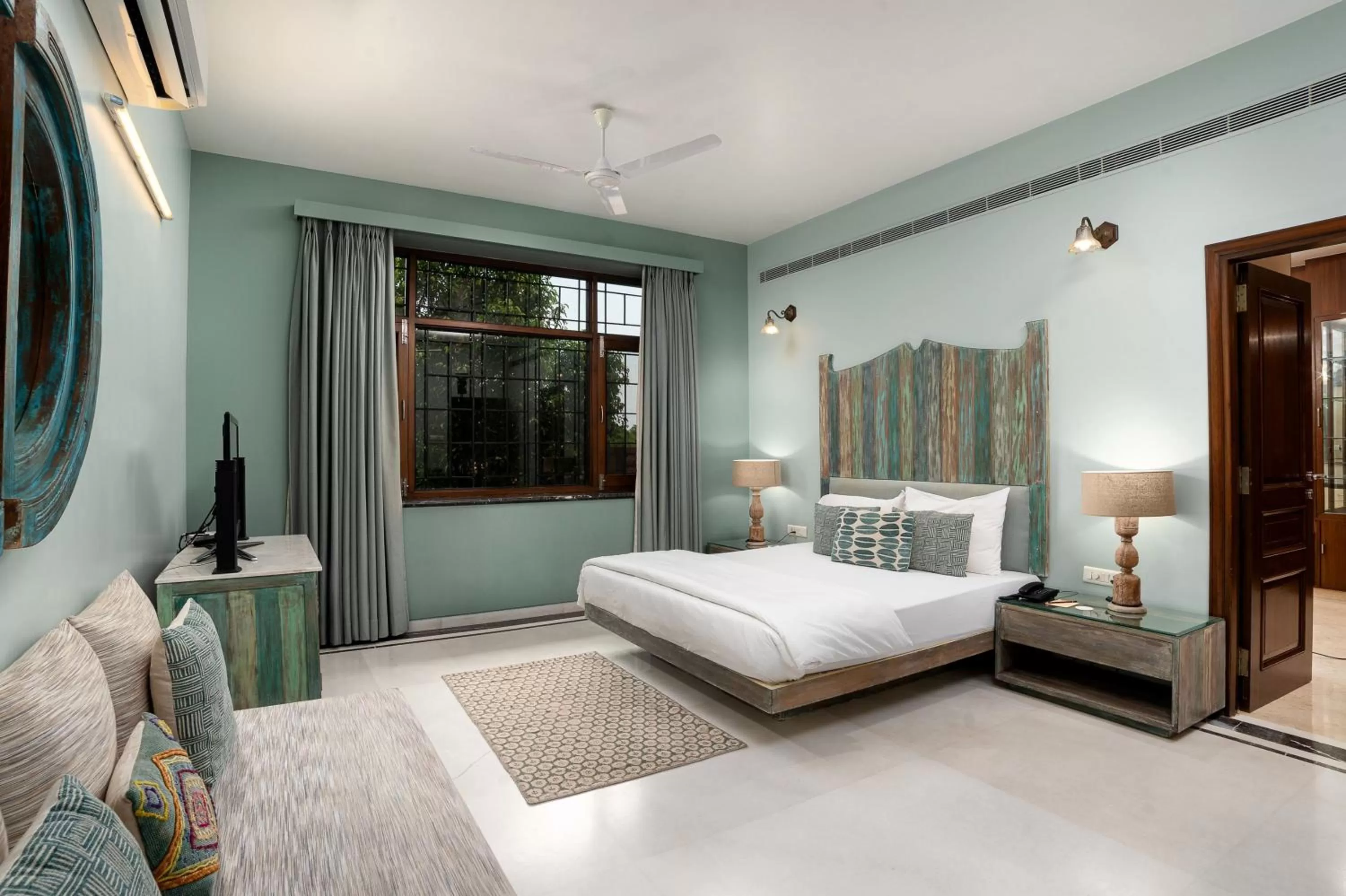 Bedroom, Bed in The Almond Tree