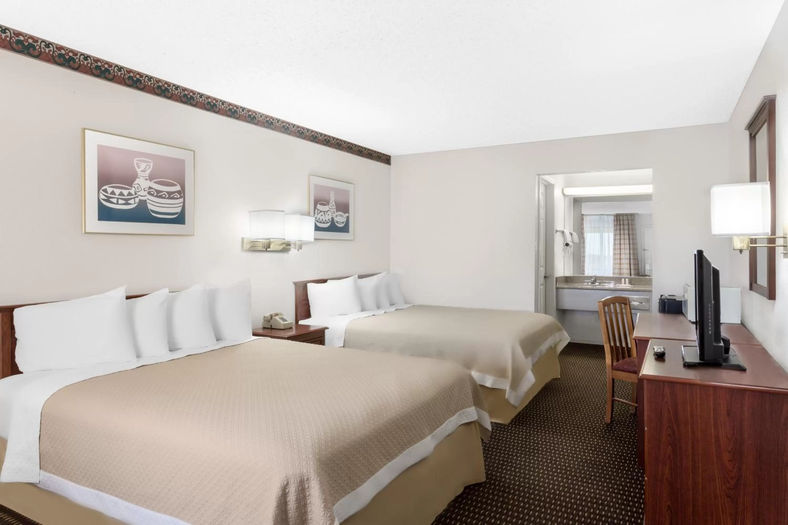 Queen Room with Two Queen Beds - Smoking in Days Inn by Wyndham Kingman West