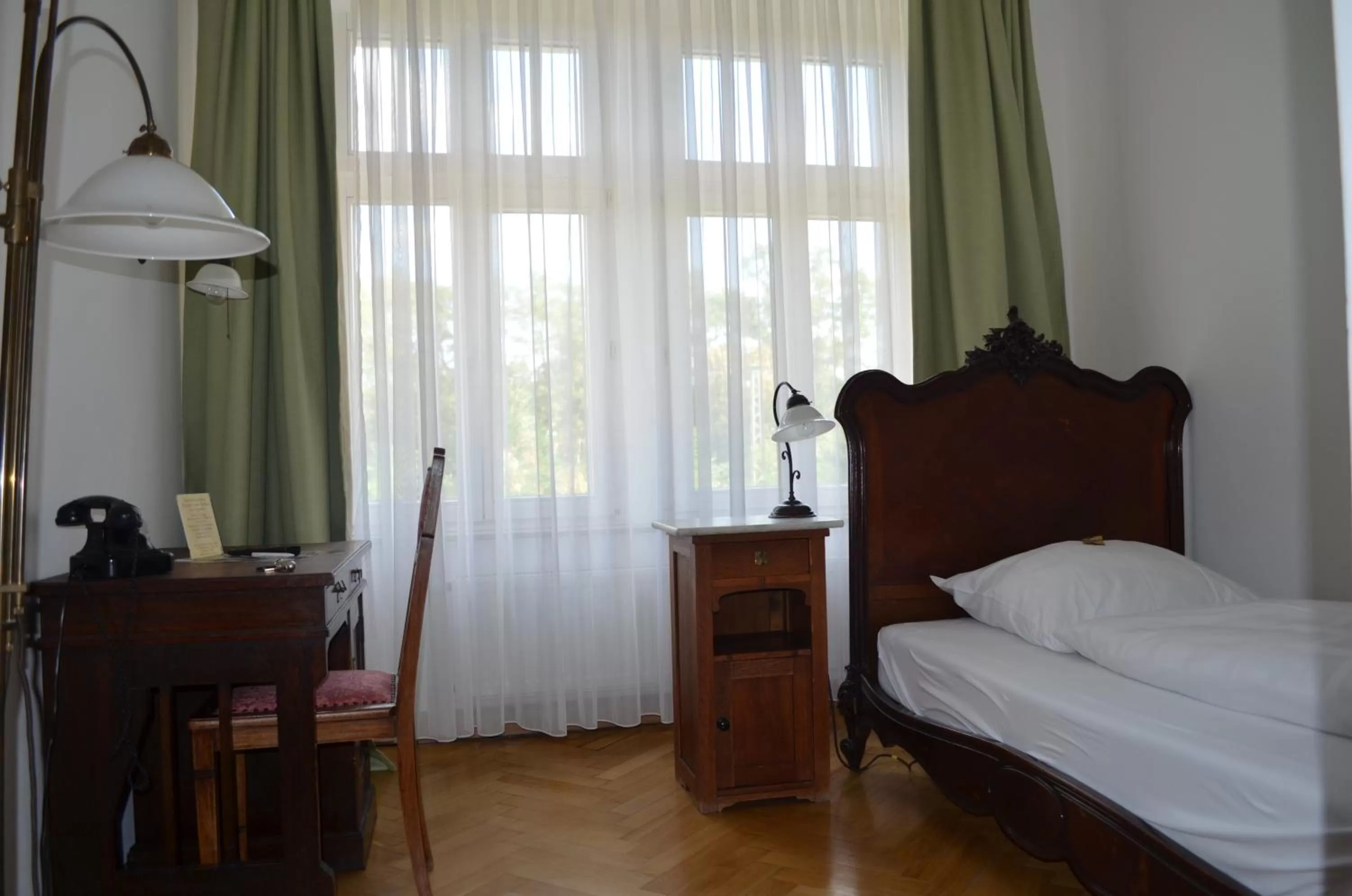 Photo of the whole room, Bed in Jahrhunderthotel Leipzig