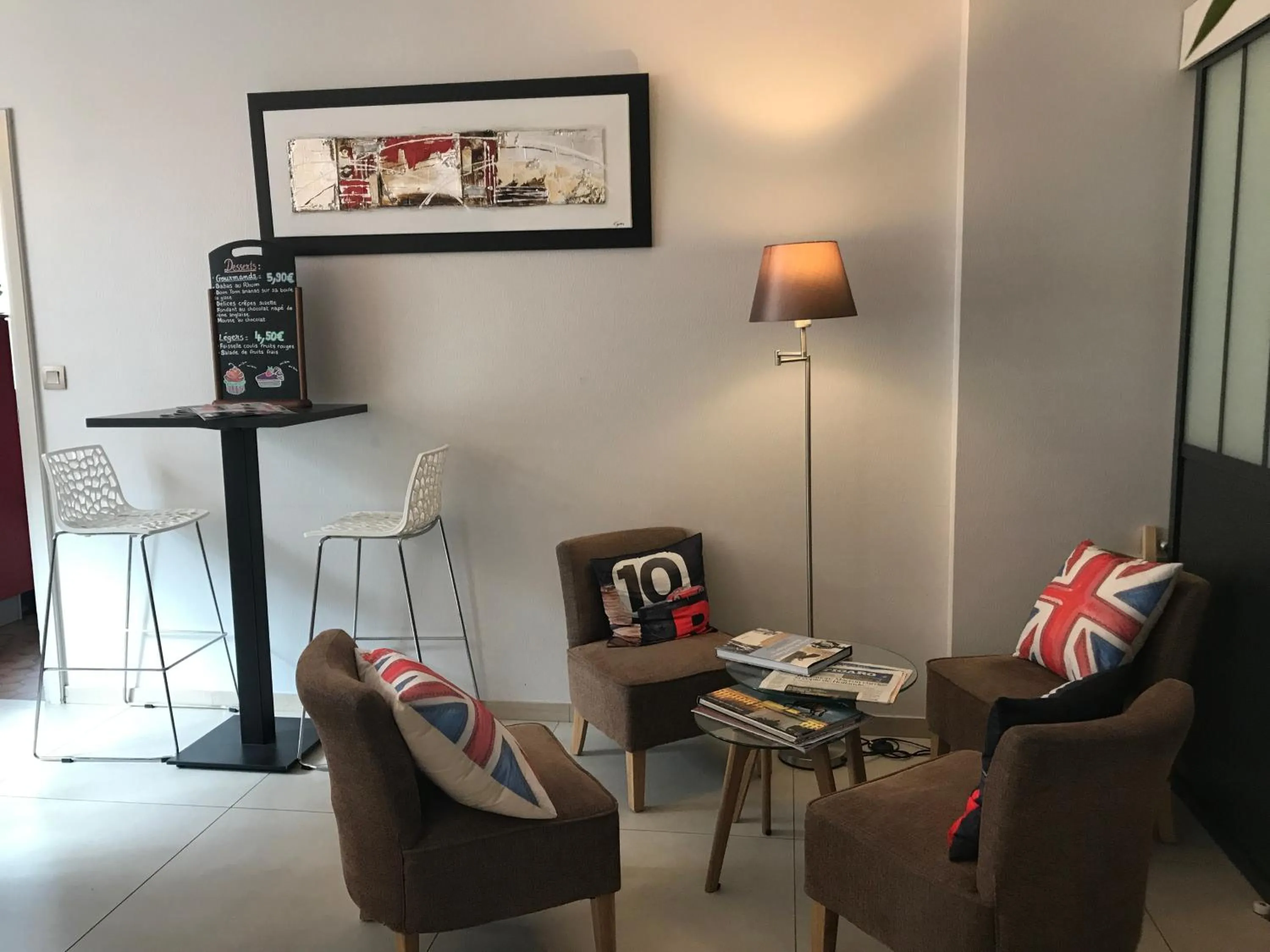 Communal lounge/ TV room in The Originals City, Hôtel Dau Ly, Lyon Est