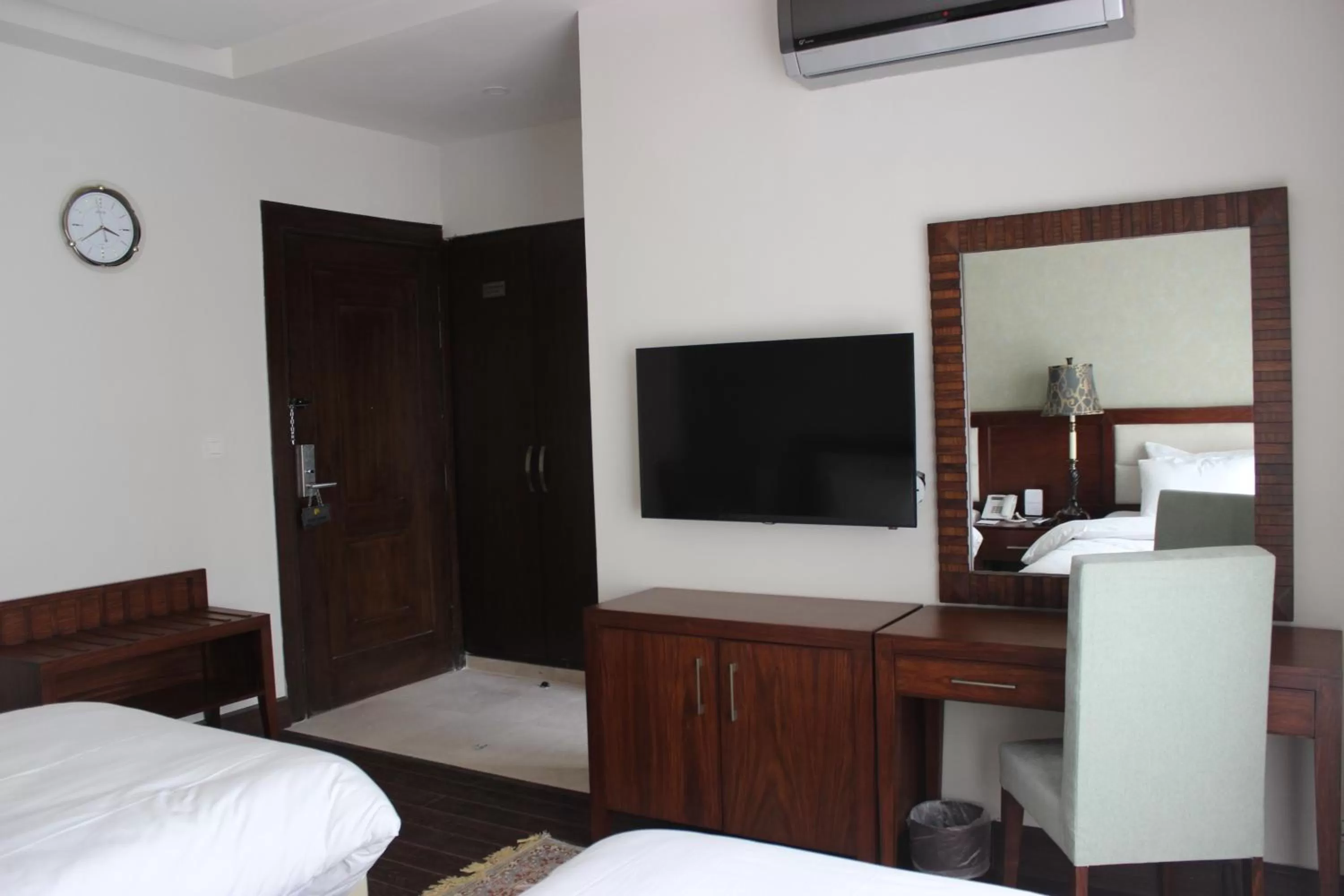 TV and multimedia, Bed in S Chalet Islamabad