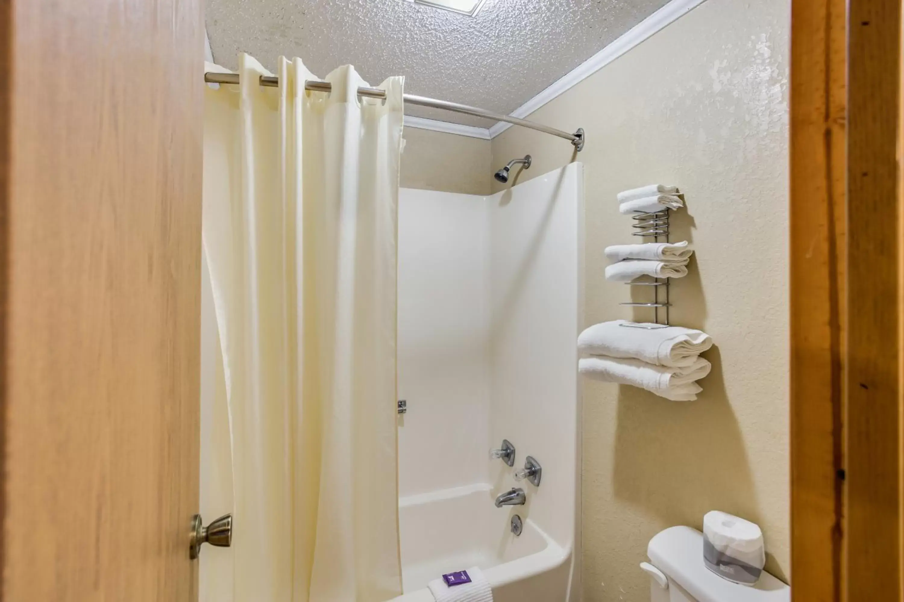 Queen Suite with Spa Bath Non-Smoking in Knights Inn Ashland Queen Suite with Spa Bath Non-Smoking in Knights Inn Ashland