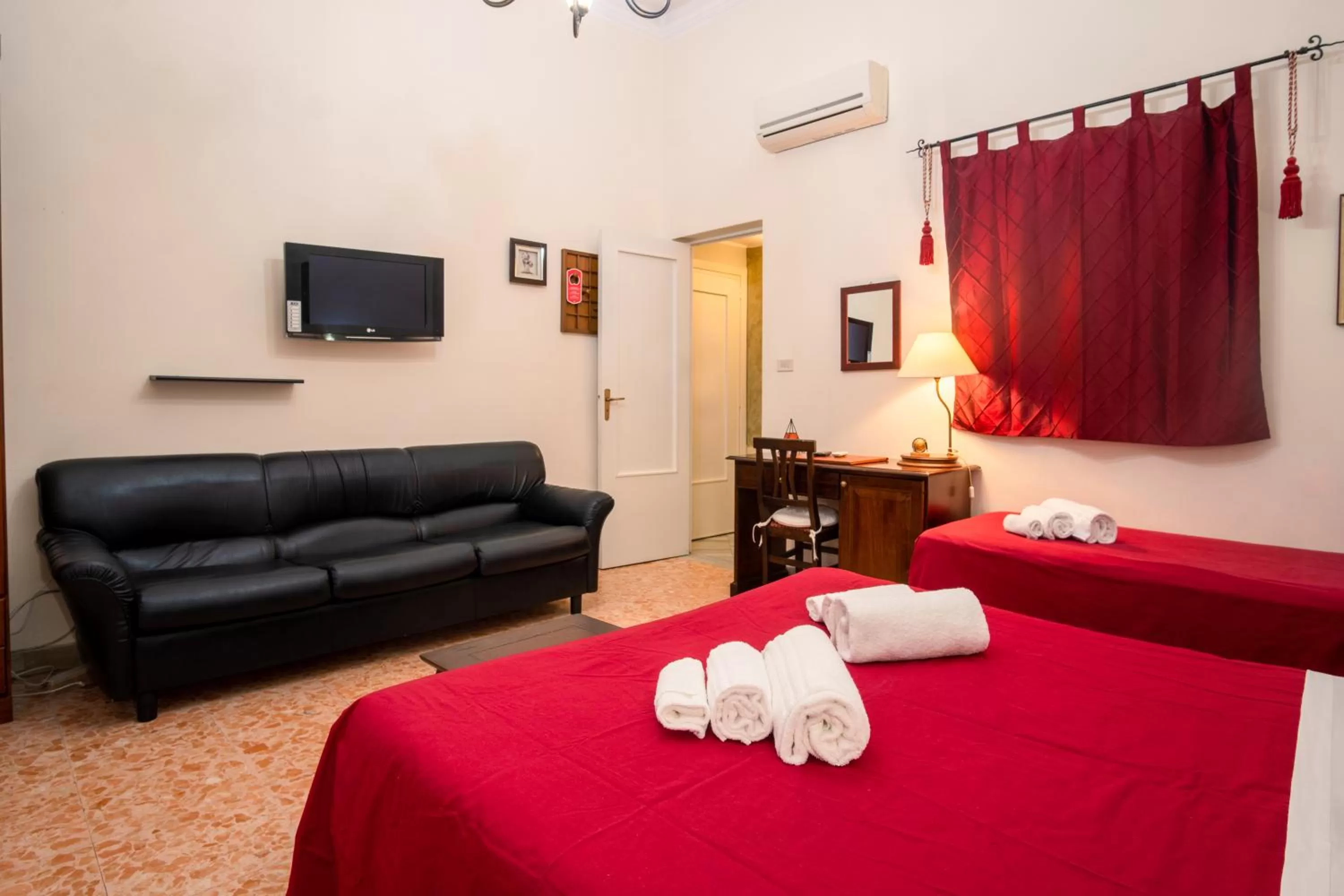 TV and multimedia, Bed in Aci B&B