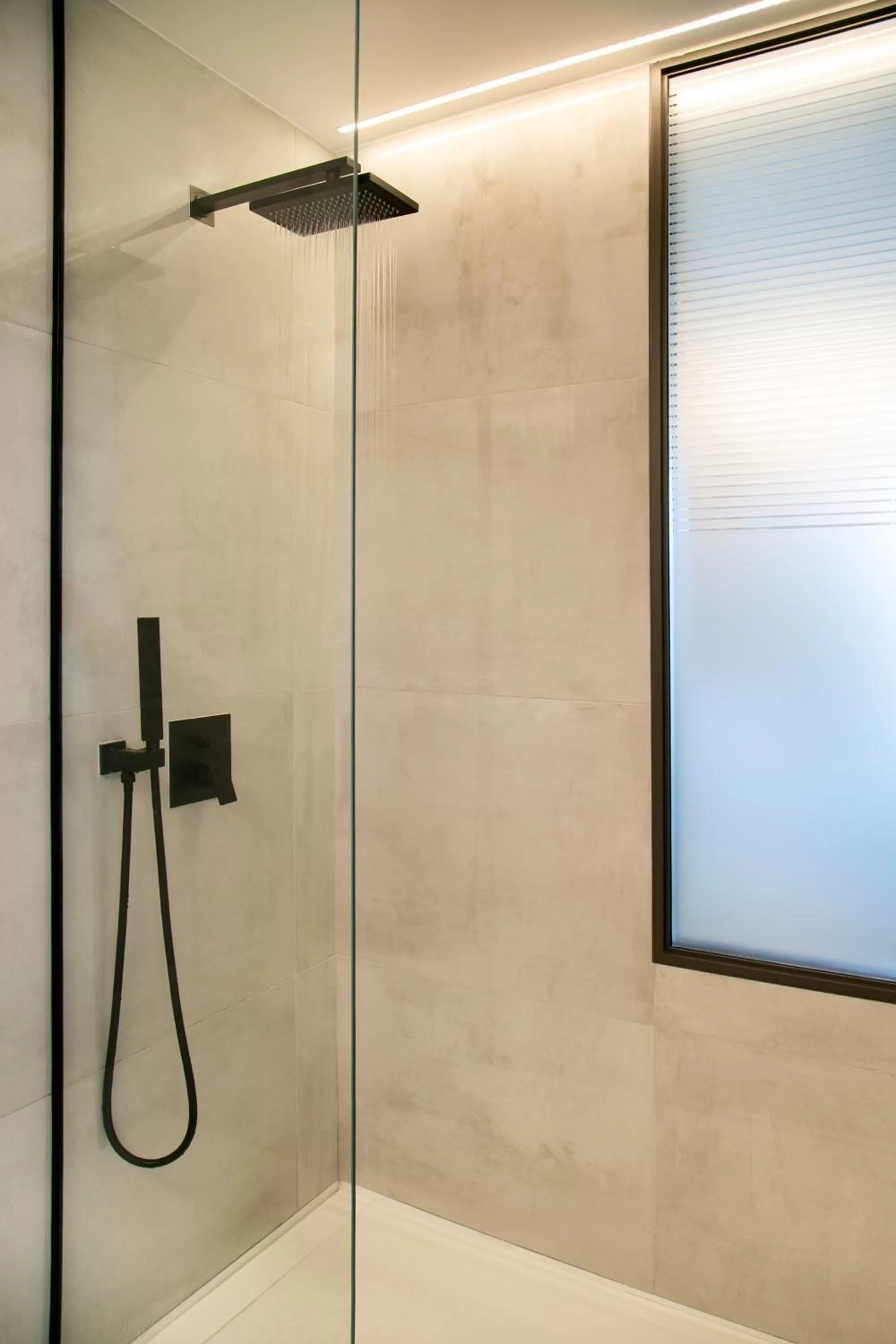 Shower in Mercure Larnaca Beach Resort