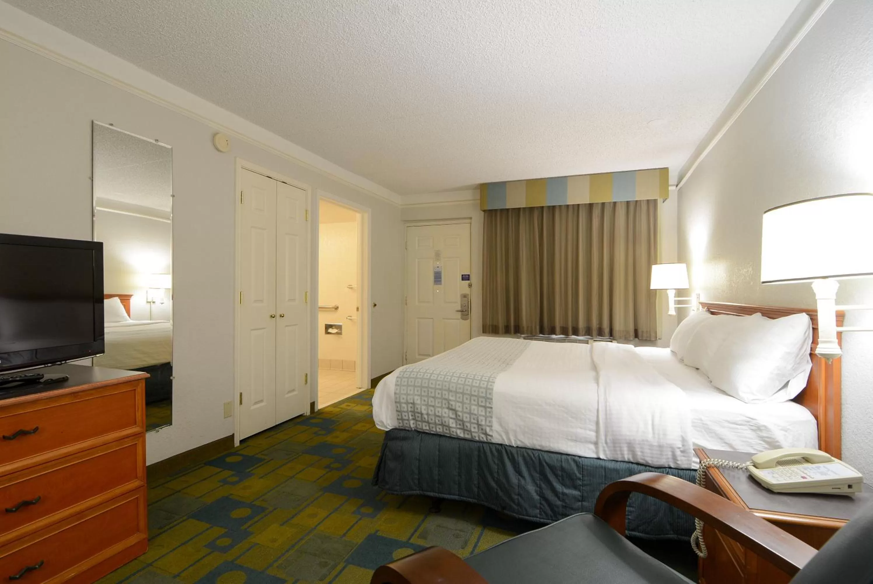 Deluxe King Room - Non-Smoking in Motel 6-North Little Rock, AR - McCain