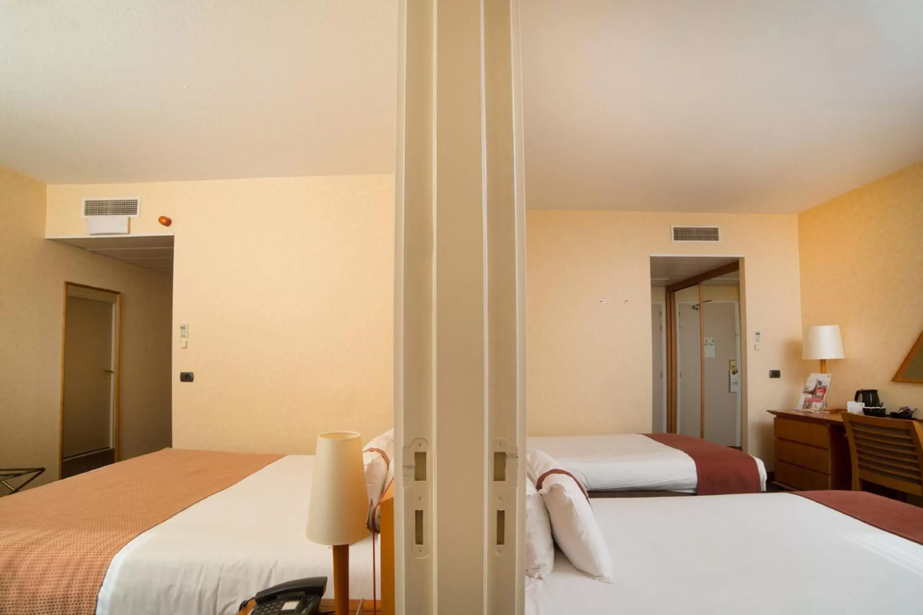 Standard Double Room with Atrium View - single occupancy in Holiday Inn Gent Expo by IHG Standard Double Room with Atrium View - single occupancy in Holiday Inn Gent Expo by IHG