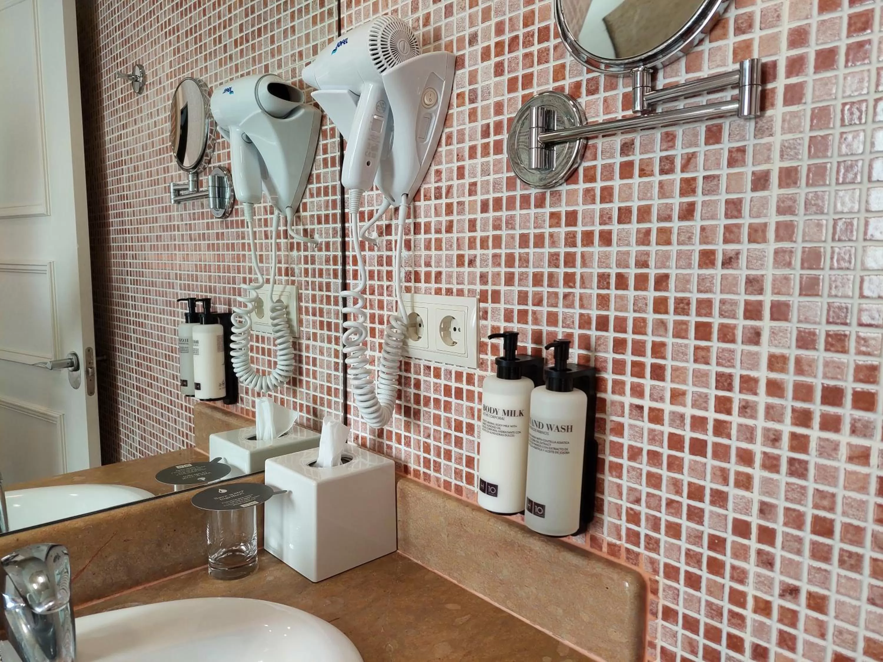 Bathroom in H10 Raco del Pi