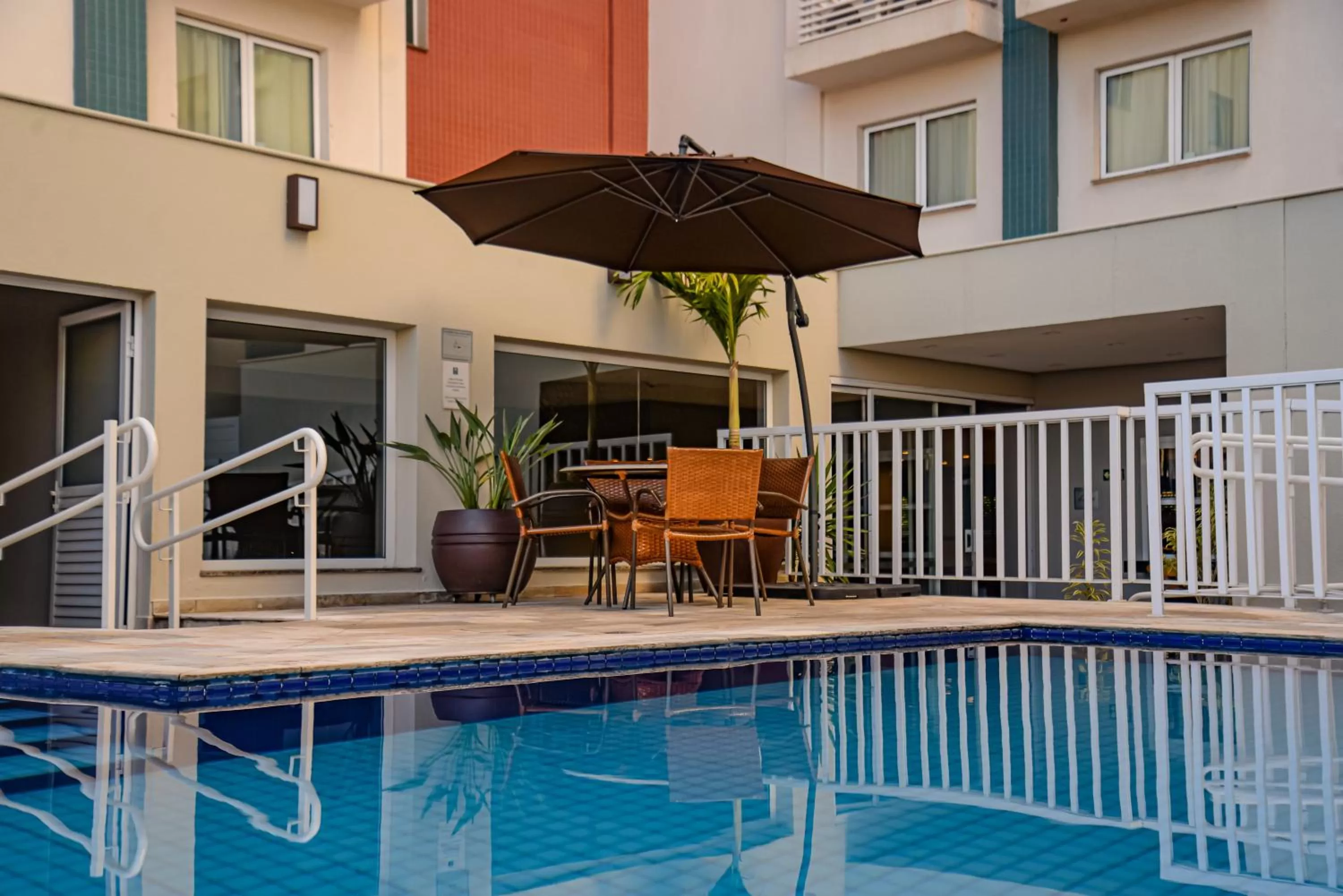 Swimming pool in Comfort Hotel Bauru