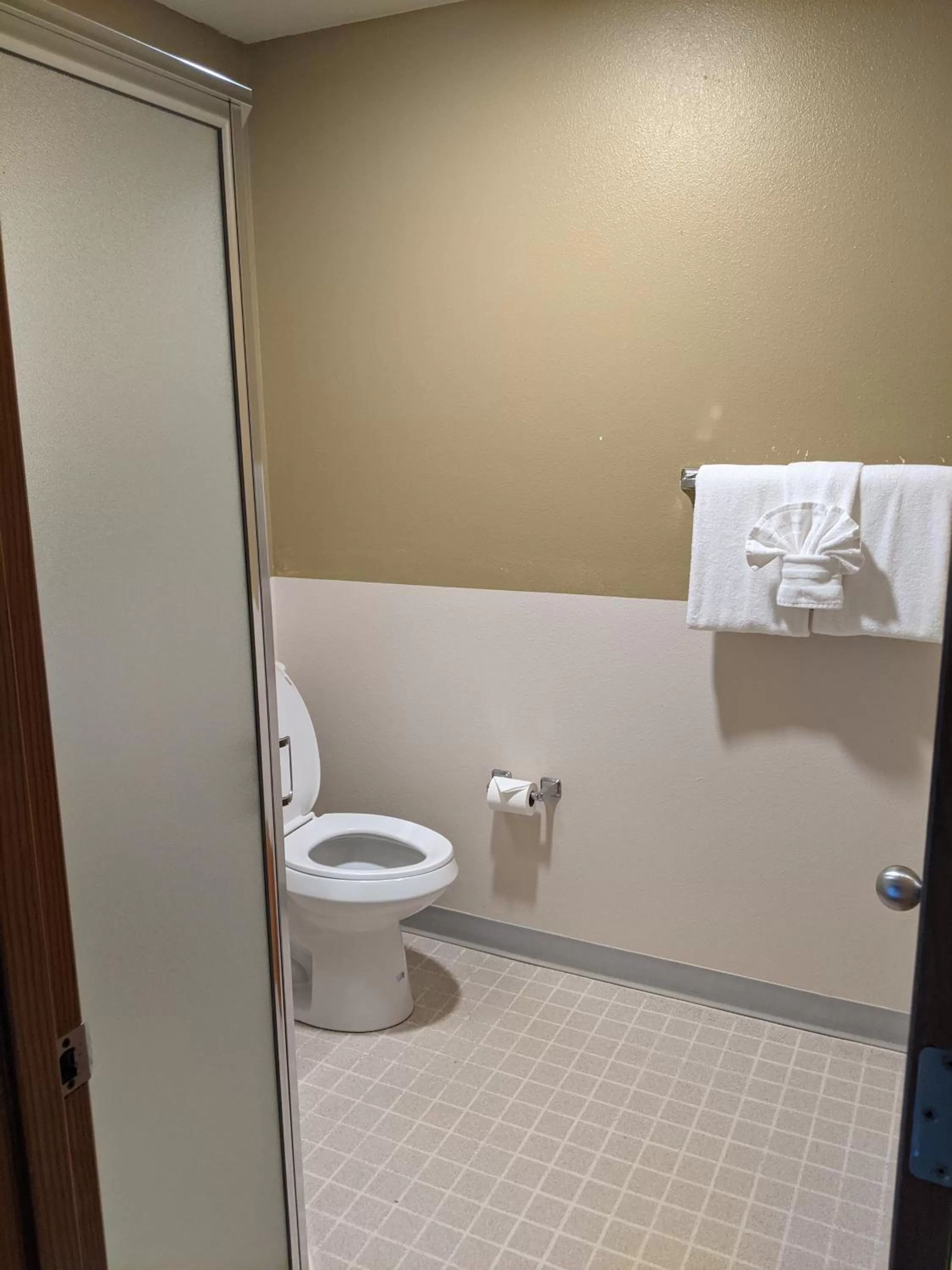 Shower in Hillcrest Inn