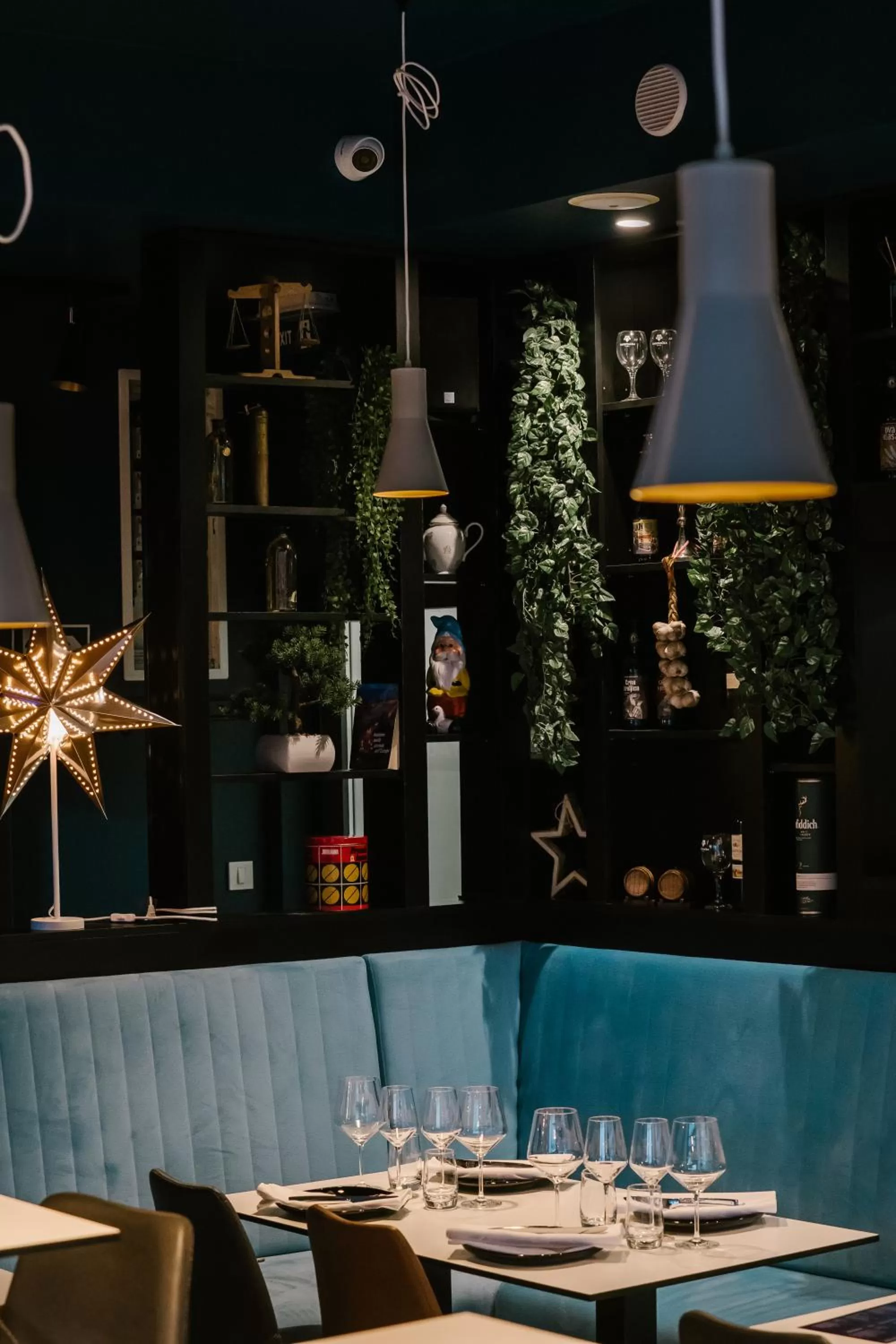 Restaurant/places to eat in Hotel Blue