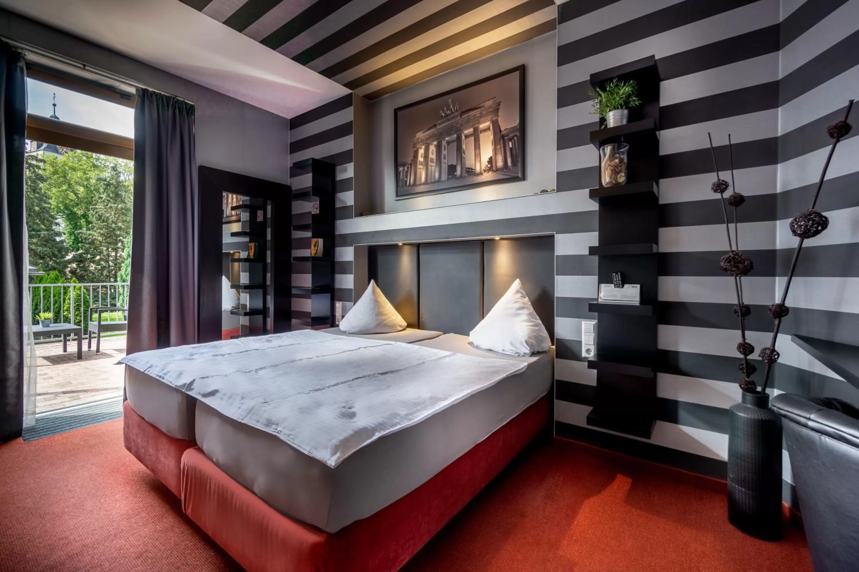 Photo of the whole room, Bed in SL'otel - Das StadtHotel - voll Klimatisiert