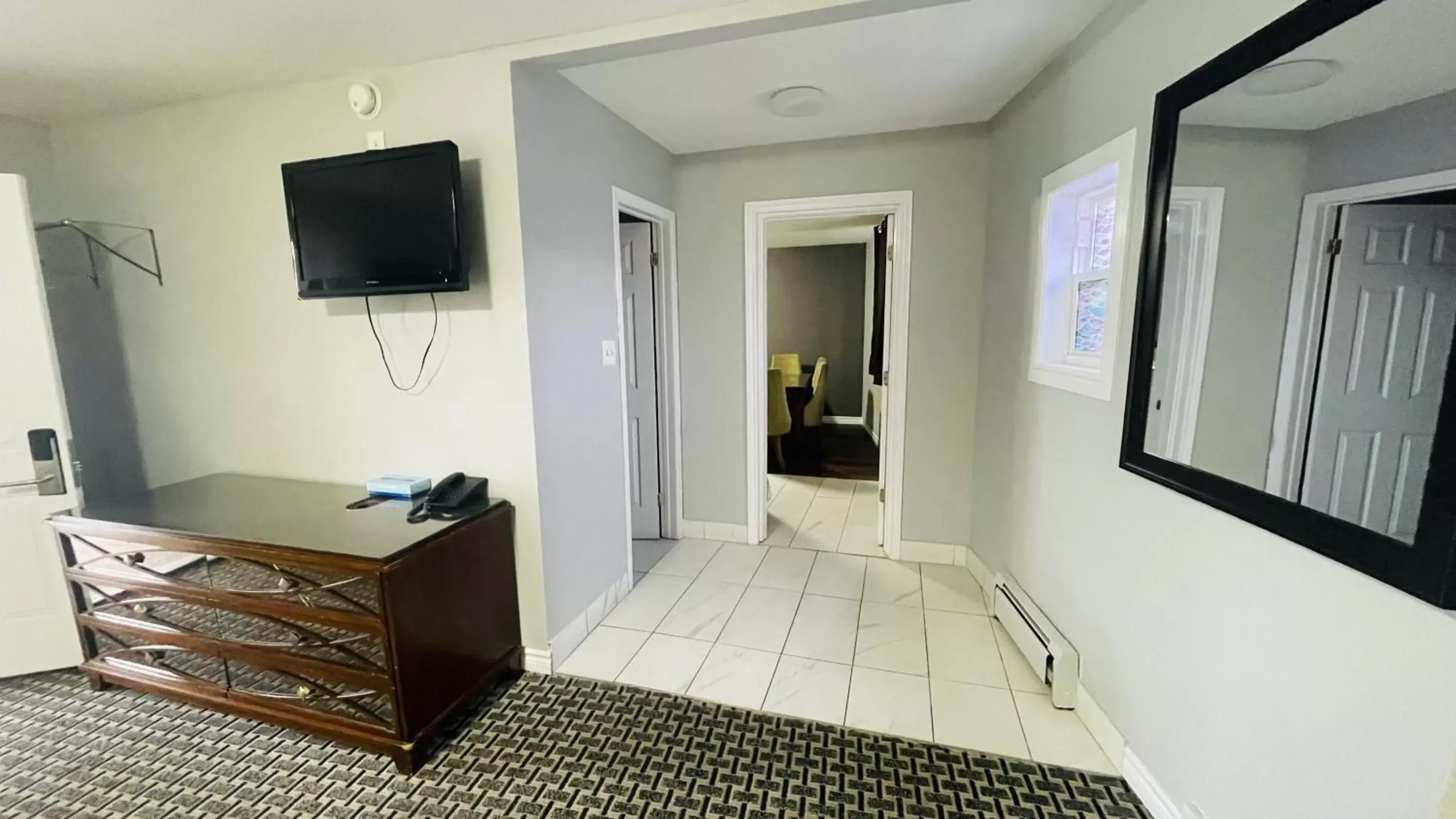 Queen Suite with Three Queen Beds in Falls Lodge by the Falls (Formerly Knights Inn) Queen Suite with Three Queen Beds in Falls Lodge by the Falls (Formerly Knights Inn)