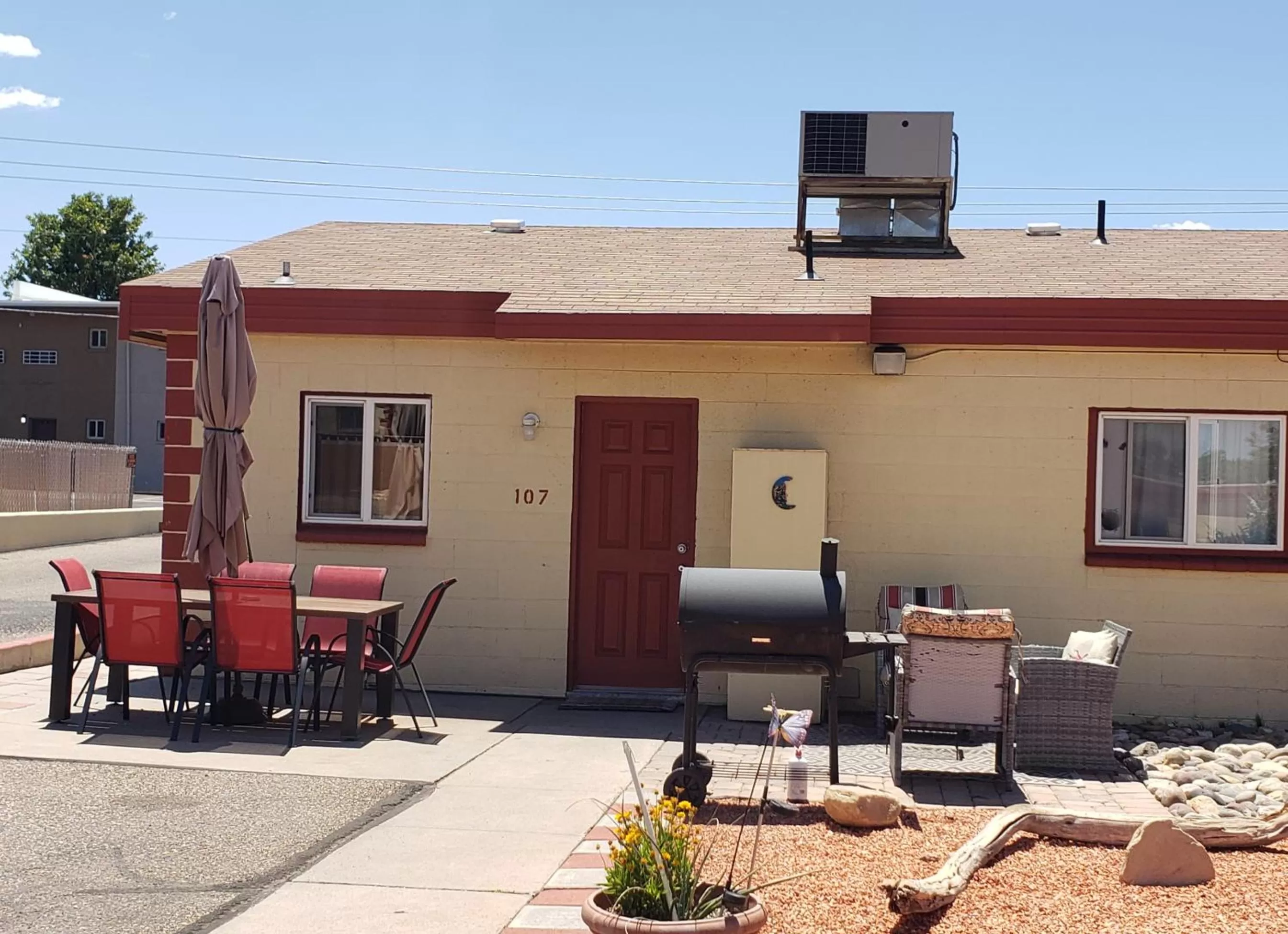 Patio in Red Rock Motel and Dam Motel