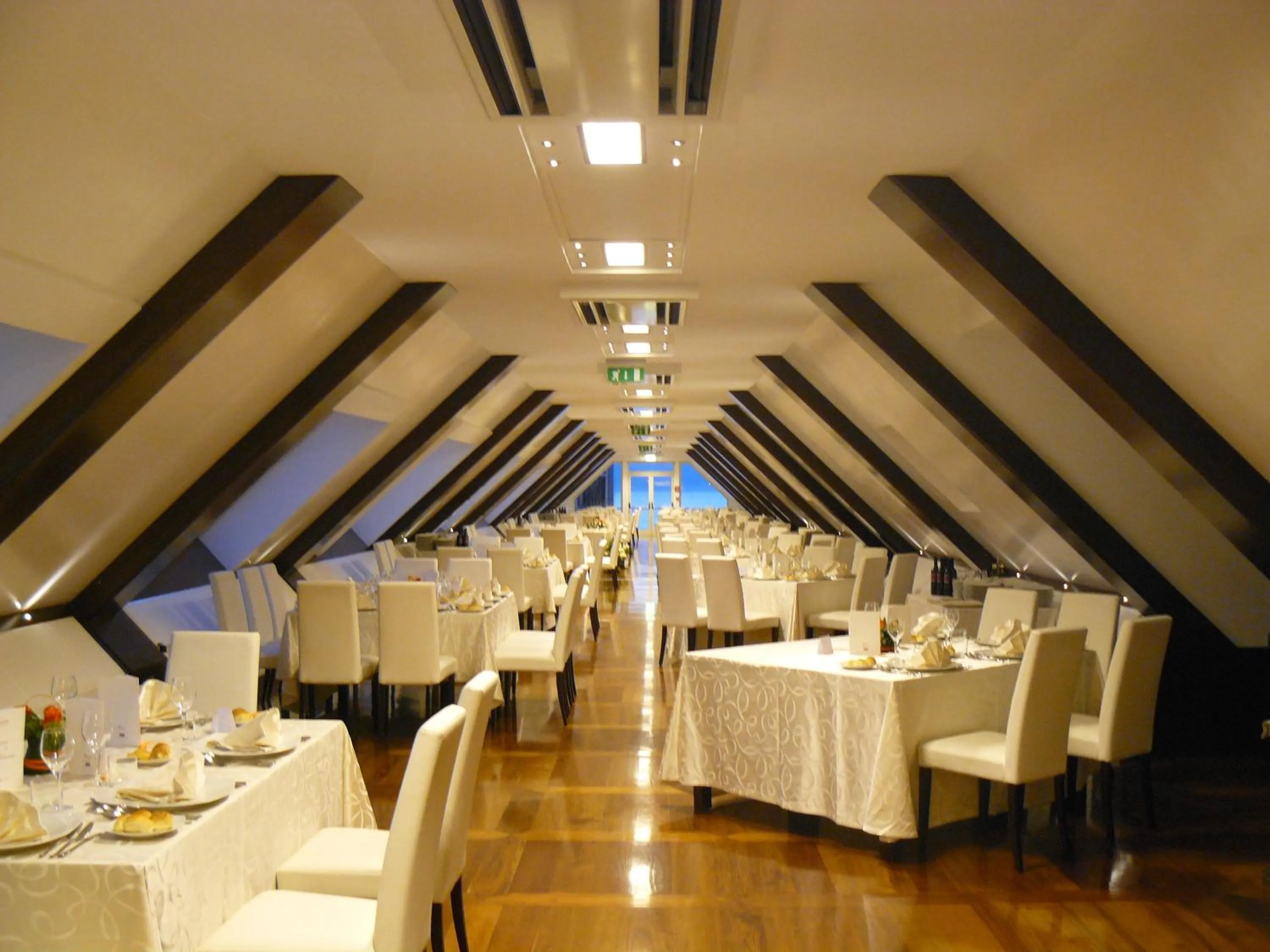 Restaurant/places to eat in E' Hotel