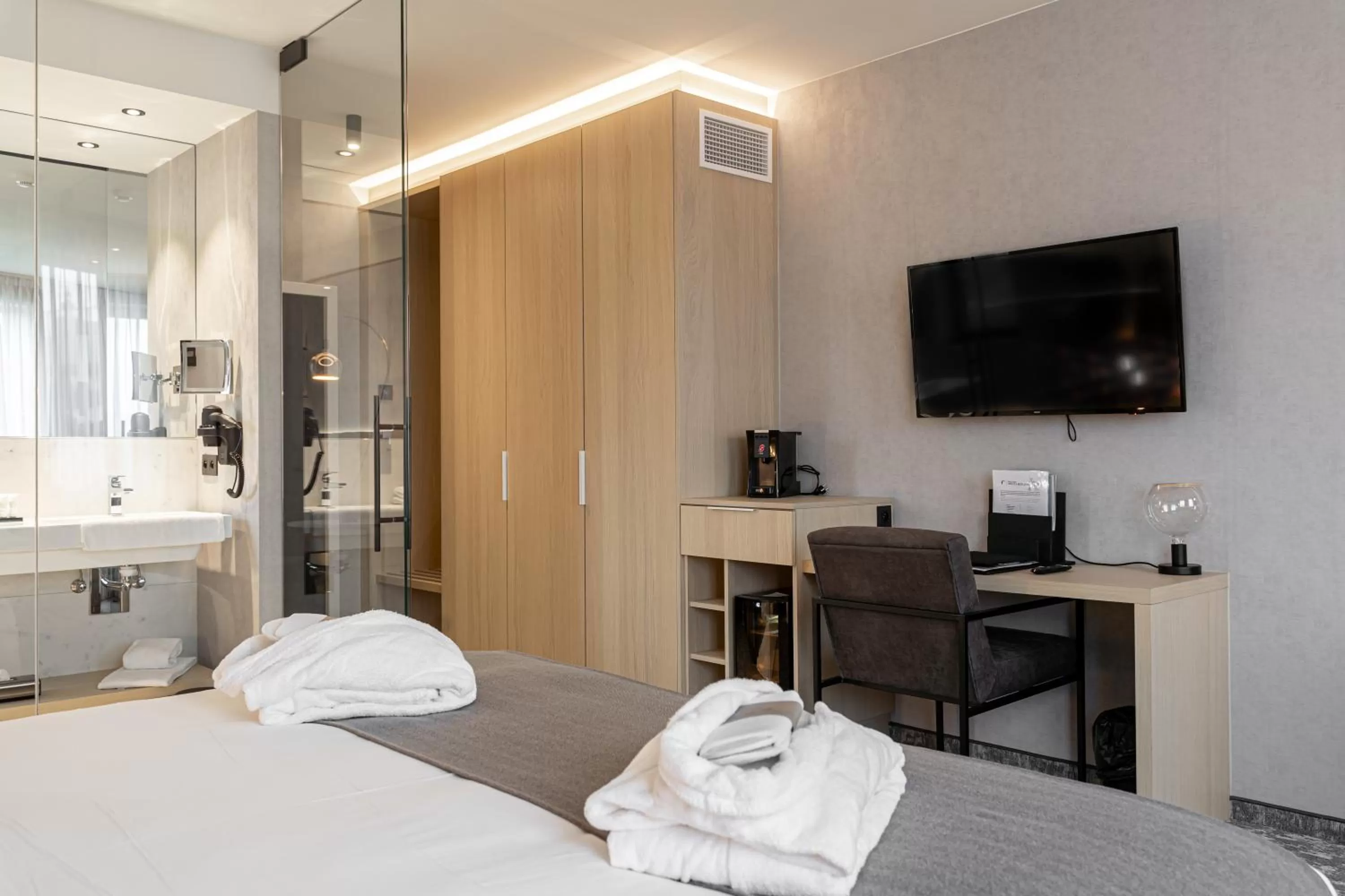 Bedroom, Bed in Van der Valk Hotel Mons Congres & Spa