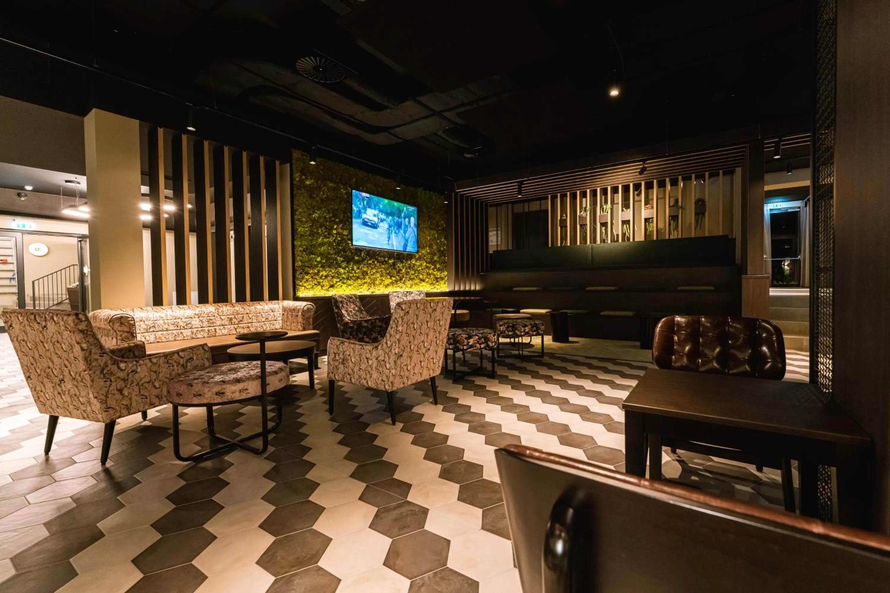 Restaurant/places to eat in FreshSuites & Bar